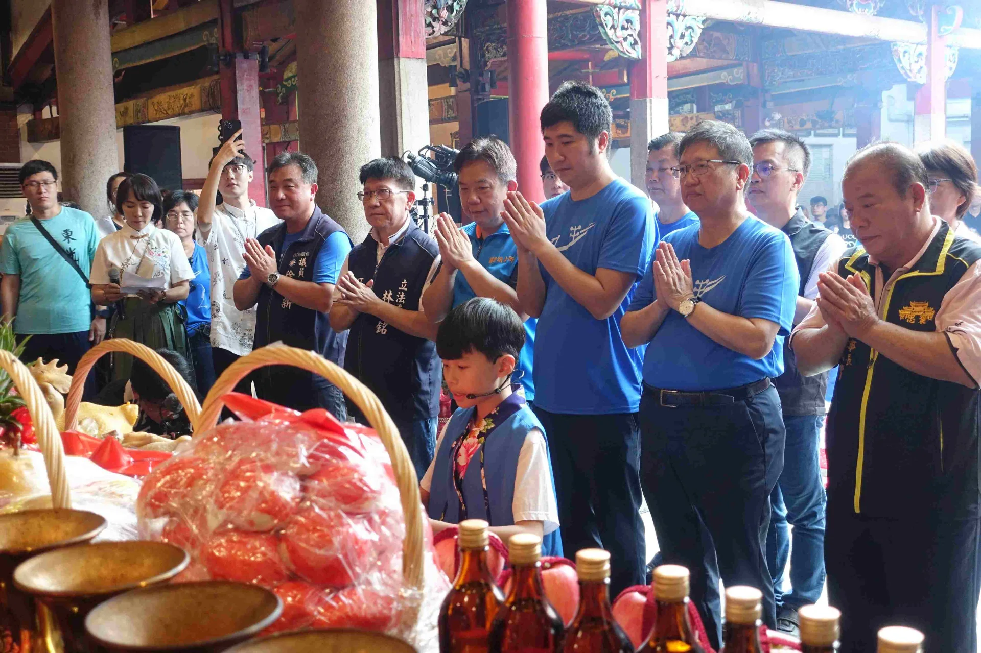 今年首度由學童請神，圖為東光國小蔡同學進行請神儀式。客委會提供