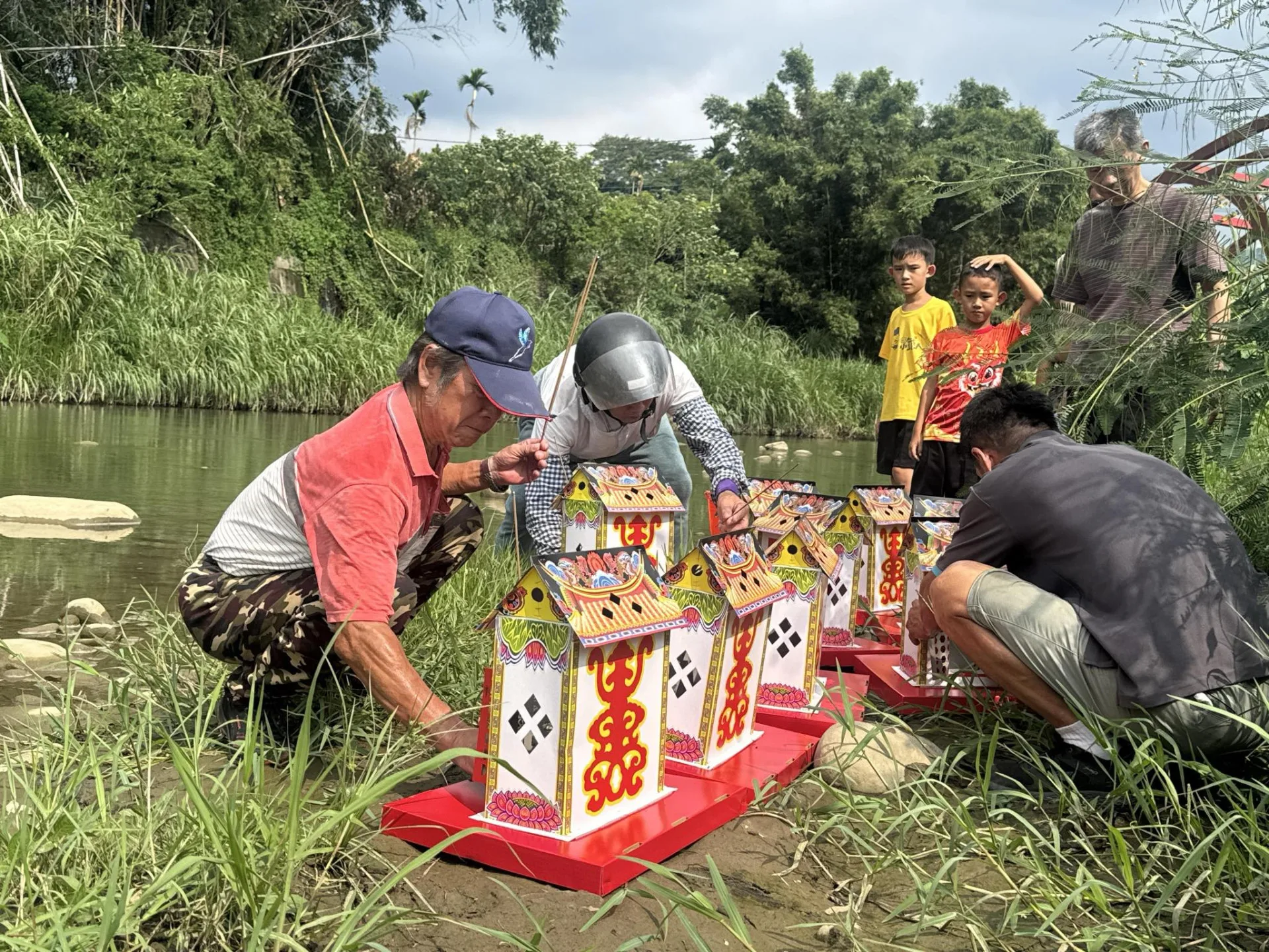 南埔橋下放水燈。滾回家拍攝提供