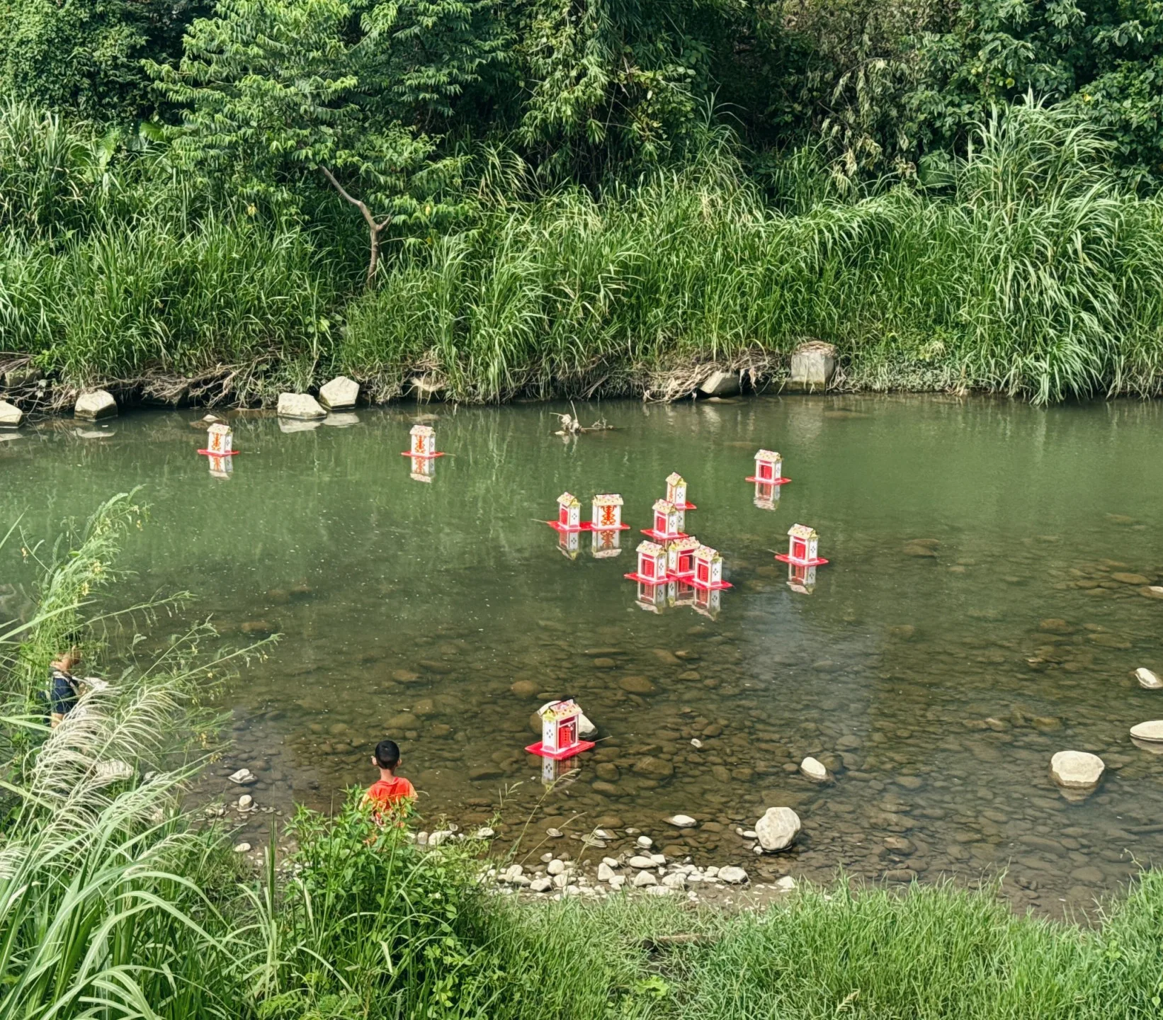 南埔橋下放水燈。滾回家拍攝提供