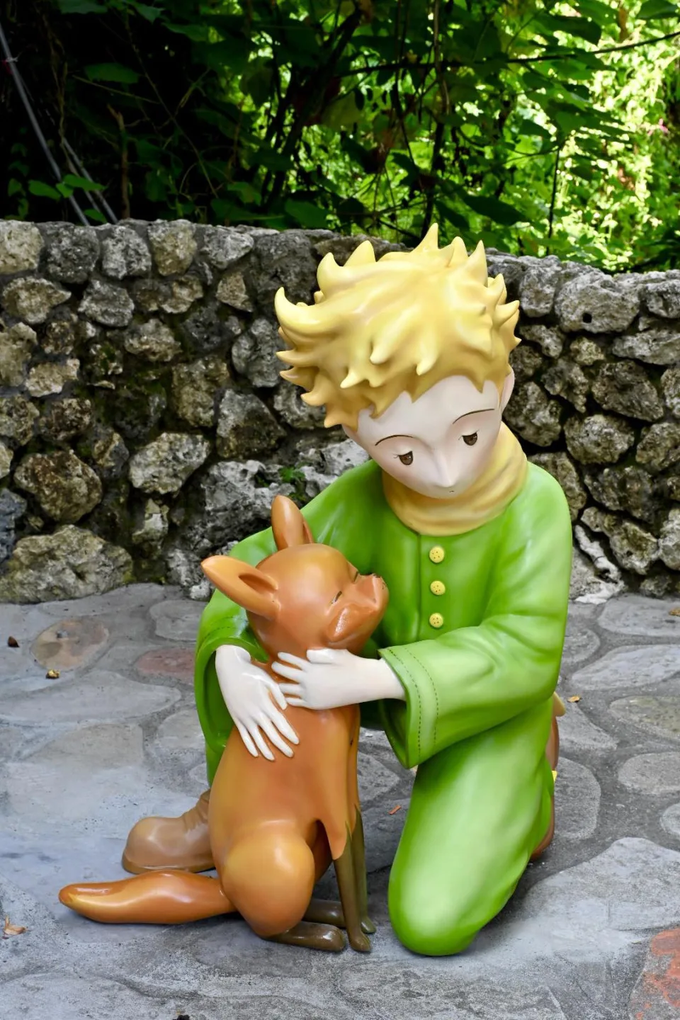 「馴養之約」透過小王子緊抱狐狸的造型,在遊戲與拍照中體會陪伴的珍貴。翻攝自FB小王子-打狗英國領事館 -古典玫瑰園文化園區