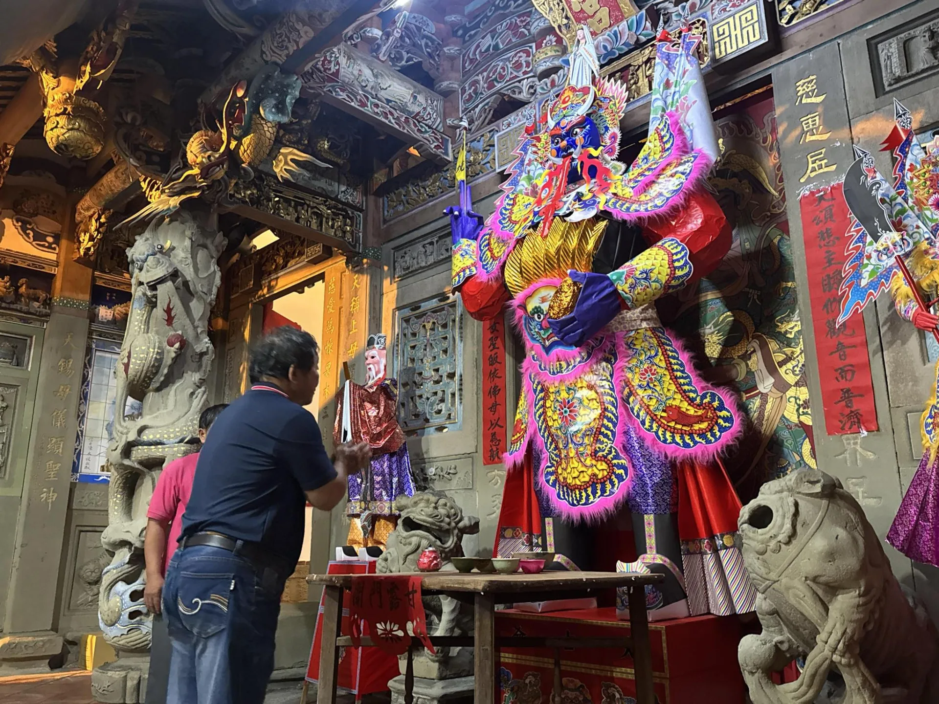 大隘地區的大士爺不一樣的是，觀音是站姿。滾回家拍攝提供