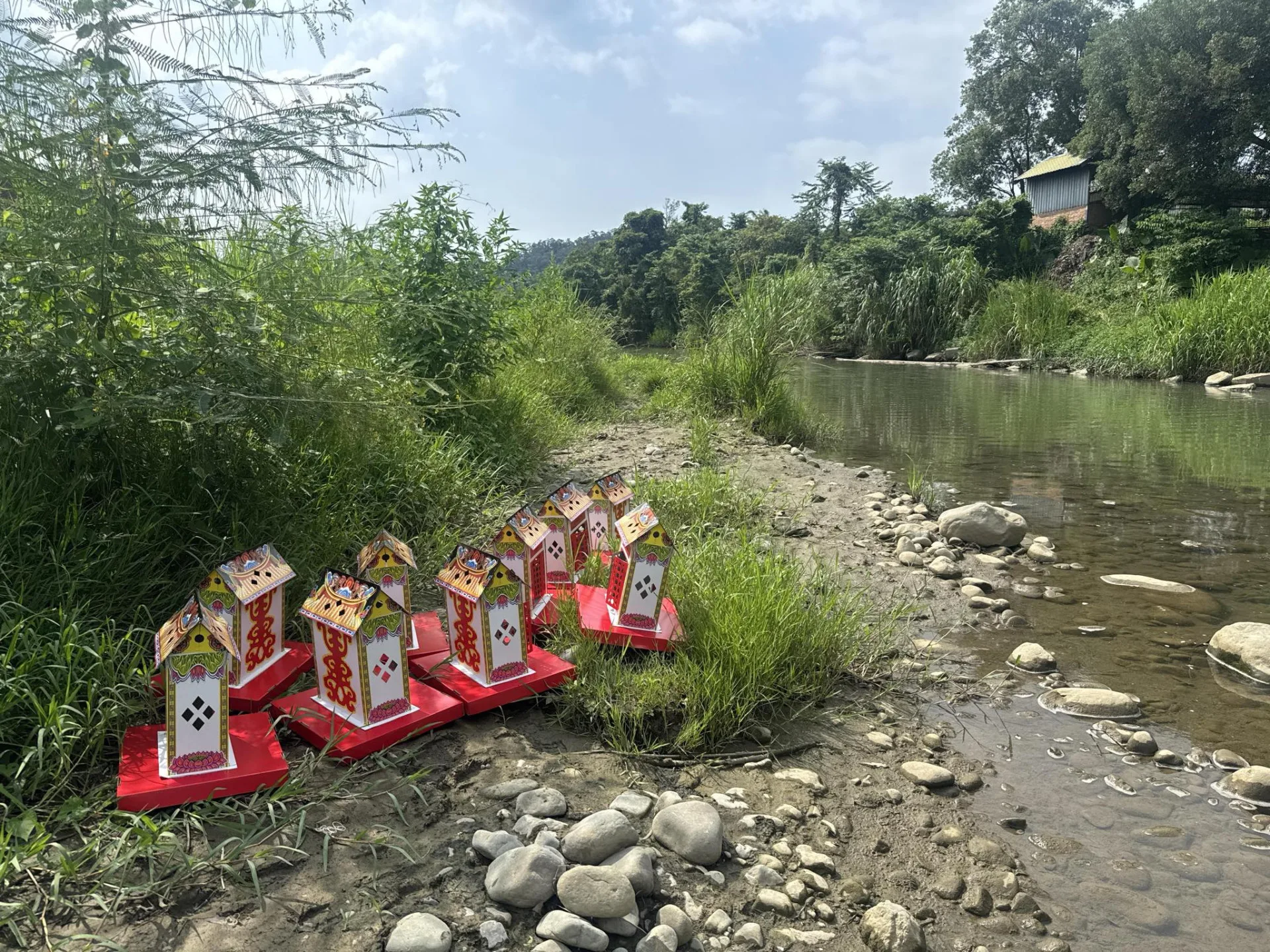 水燈，過去曾就地取材用香蕉莖葉、也用過很華麗的紙紮屋。滾回家拍攝提供