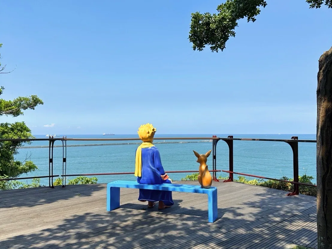 「看海,是一種陪伴」邀請民眾與小王子及狐狸一起眺望西子灣,留下漫合影。翻攝自FB小王子-打狗英國領事館 -古典玫瑰園文化園區