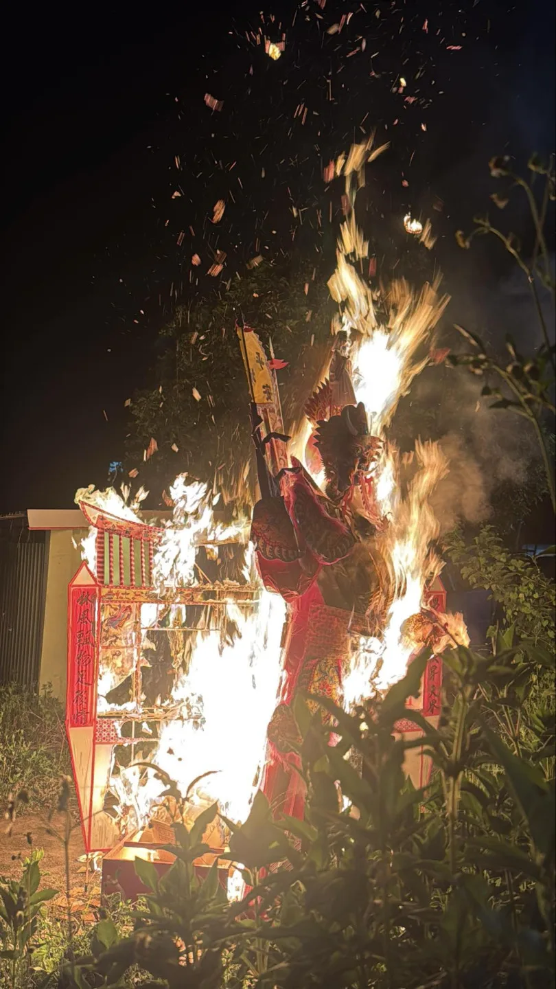 大隘地區中元普度儀式的最後：火燃大士爺。滾回家拍攝提供