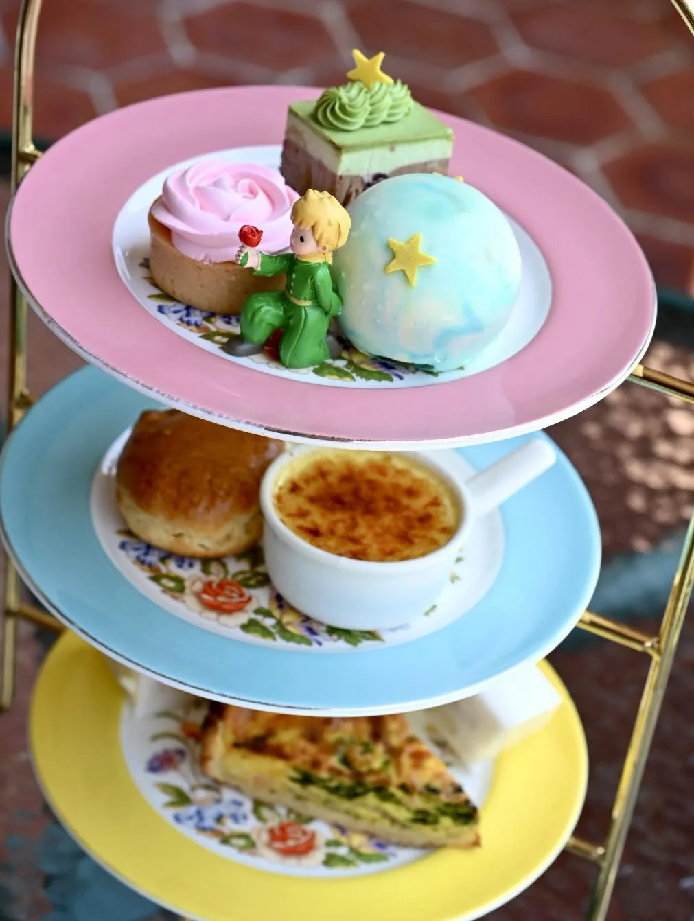 「夢幻小王子下午茶」,包含星球造型甜點與英式三層茶點。翻攝自FB小王子-打狗英國領事館 -古典玫瑰園文化園區