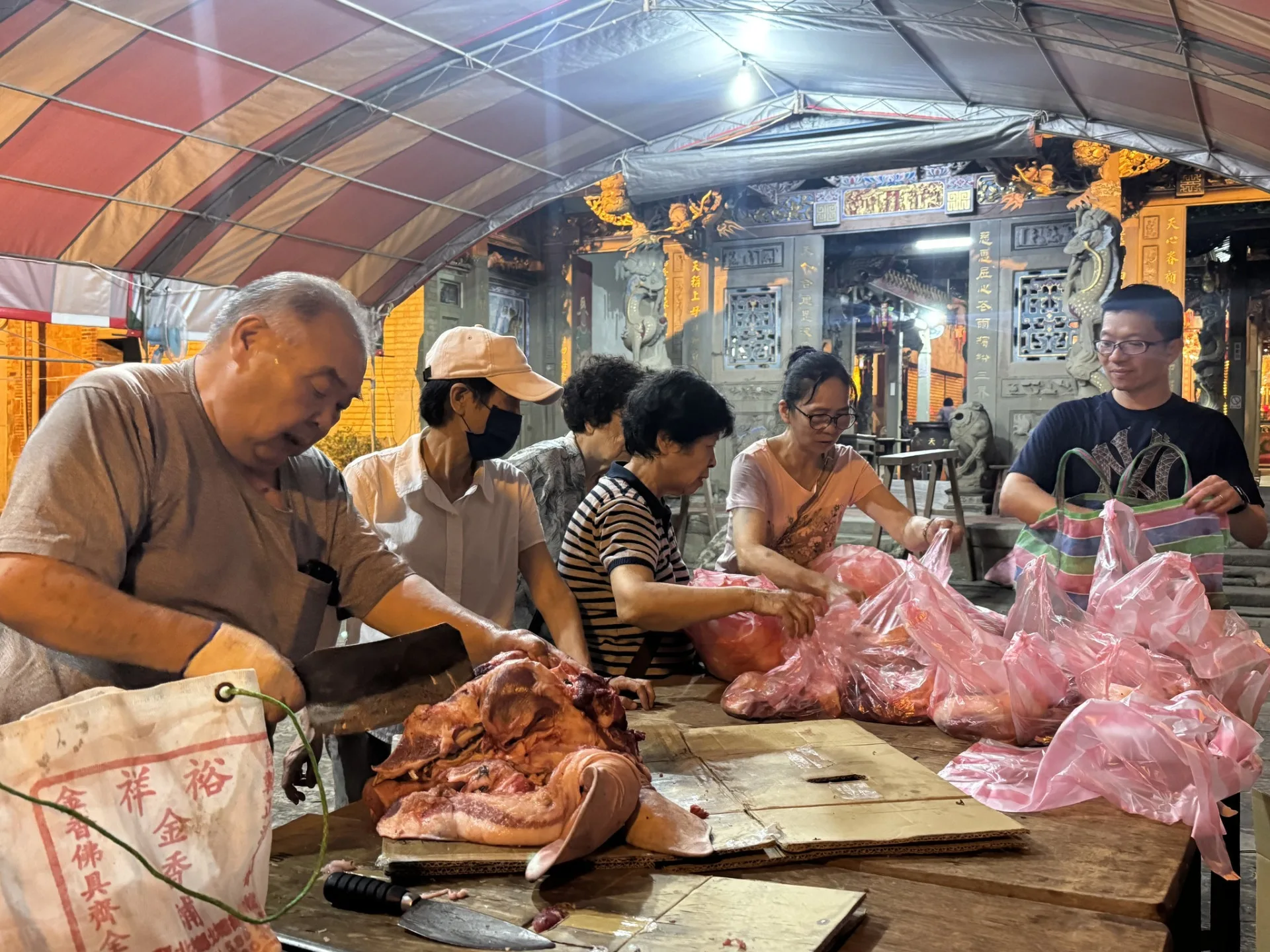 分豬羊份。儀式結束最後的最後，大家一起分食豬肉。滾回家拍攝提供