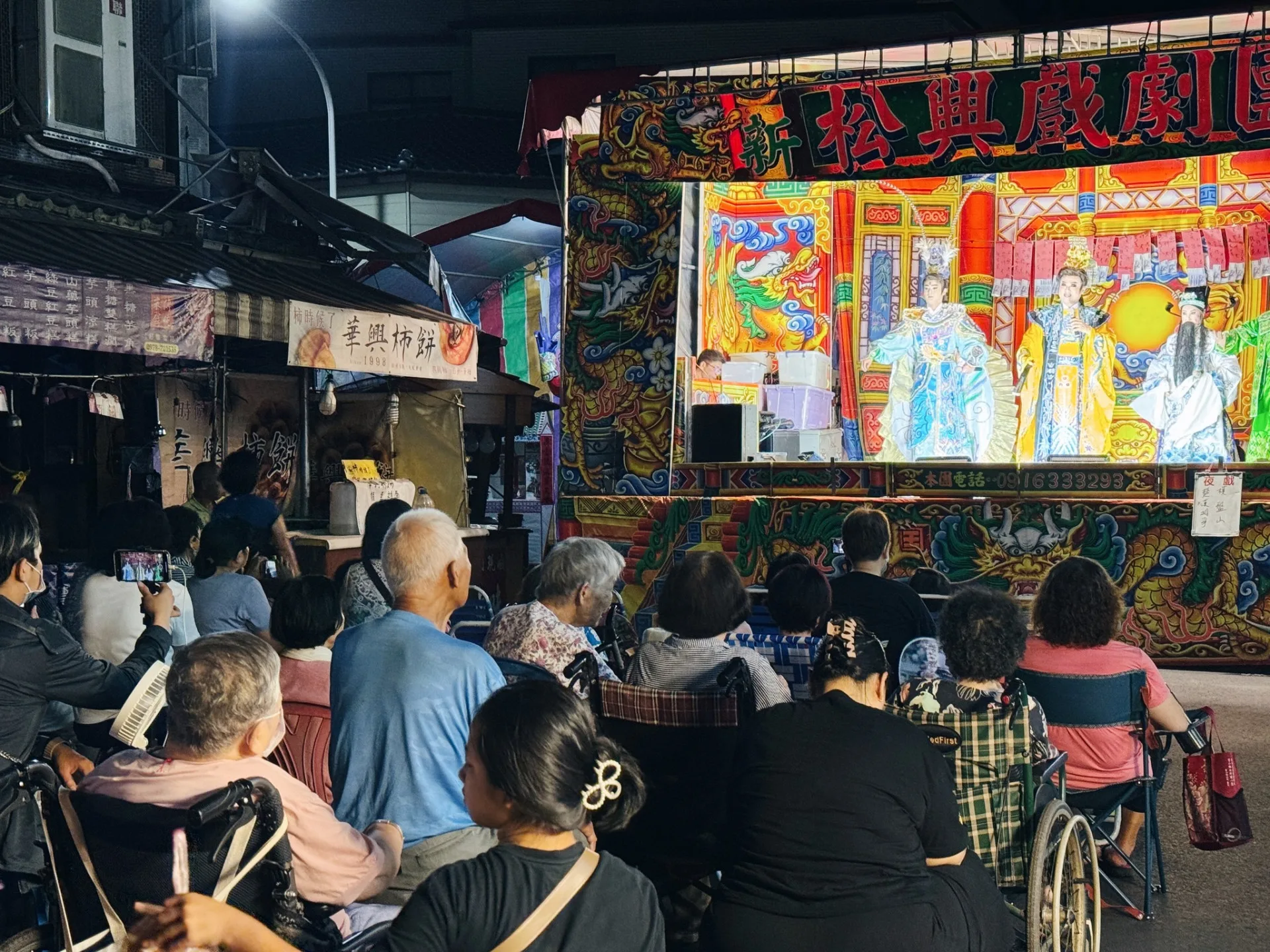 戲棚也是大隘地區中元普度重要的地方，松興戲劇團有一大票粉絲為他著迷。滾回家拍攝提供