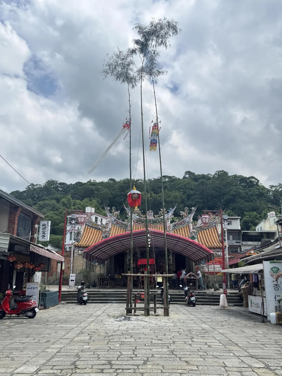 燈篙自左至右，依附著招魂圈、七星燈、寫有「南無三洲感應護法韋馱尊天菩薩」的白布，為大隘地區輪值普度揭開了序曲。滾回家拍攝提供