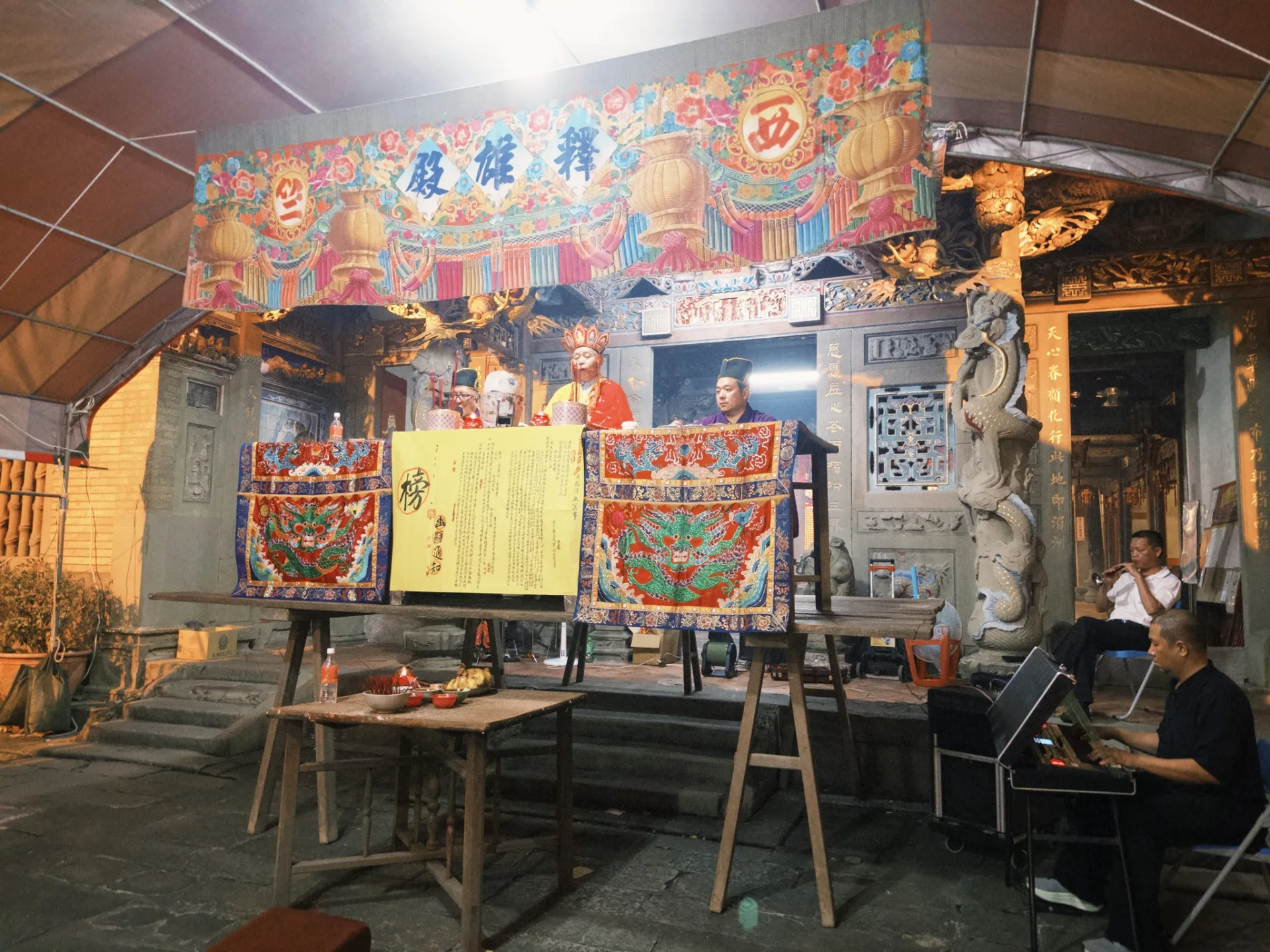 普度正式開始，孤魂野鬼聆聽經文得道升天。滾回家拍攝提供