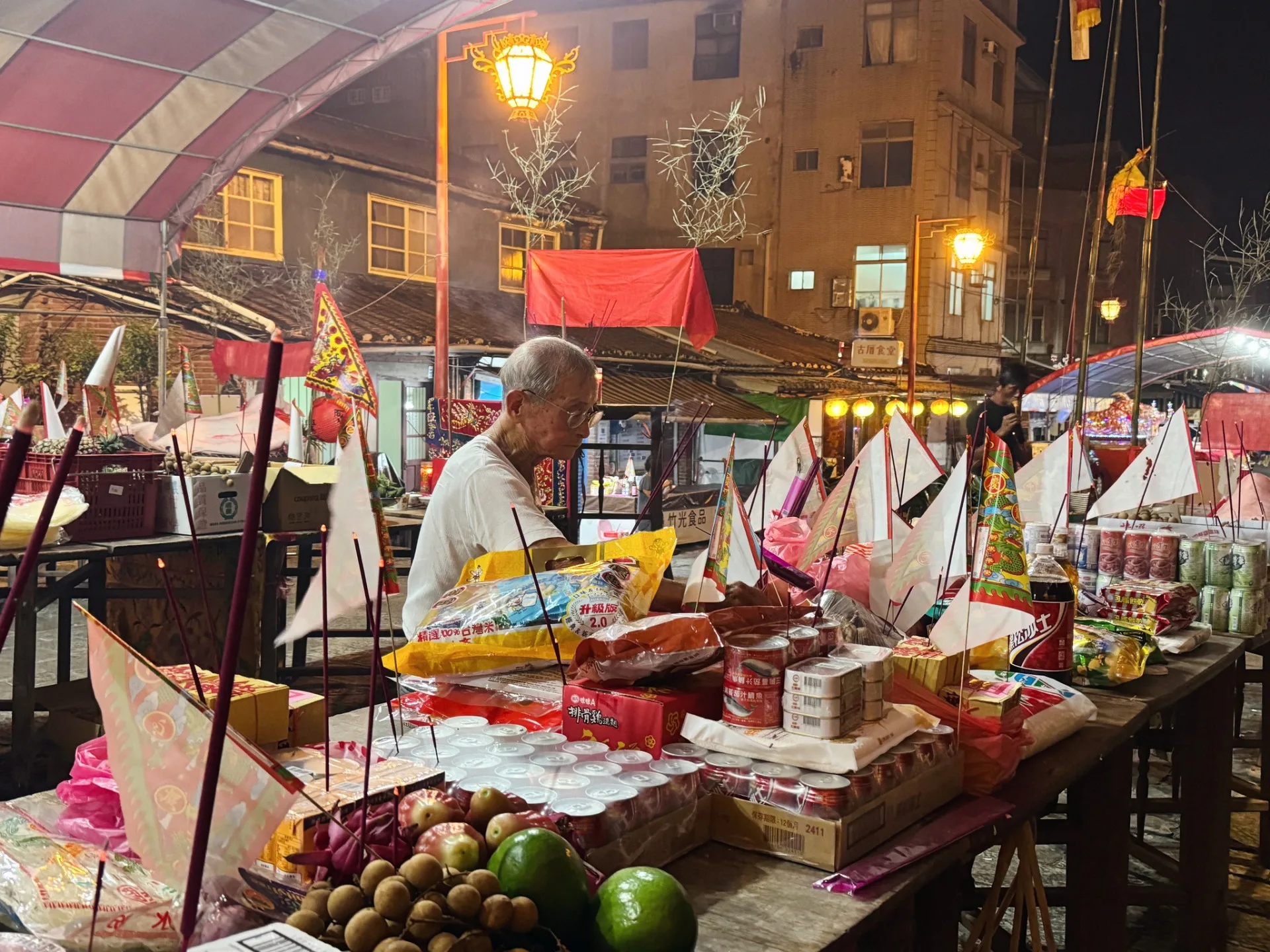 邱家兩兄弟阿公，用挑擔方式帶著供品來，普度過程都守在現場，持續換香。滾回家拍攝提供