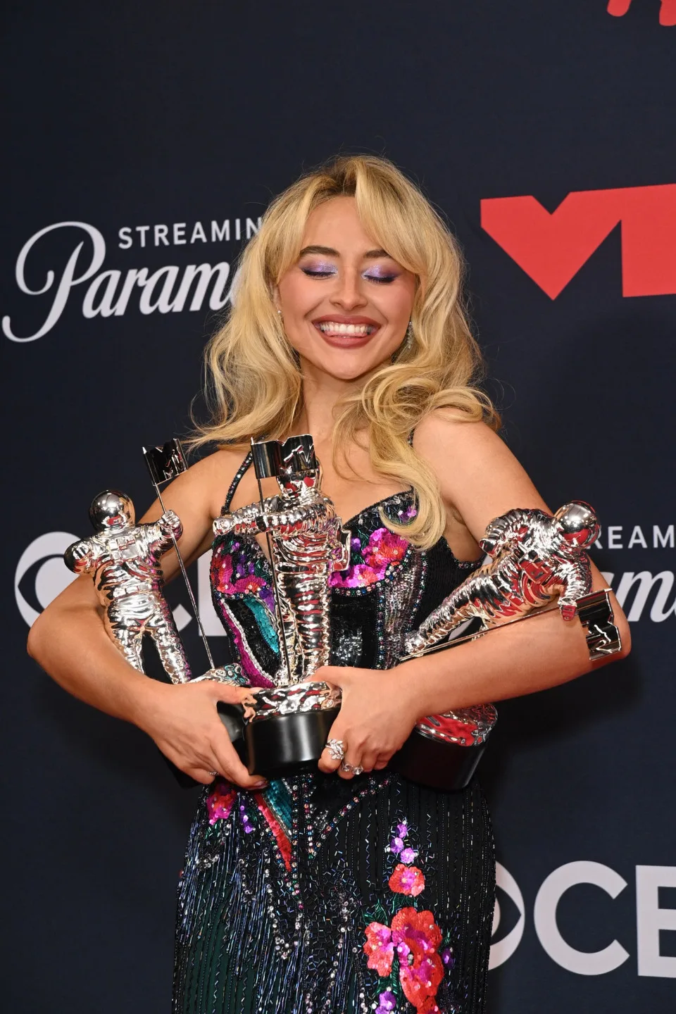 莎賓娜卡本特抱回3項大獎，並在典禮上以〈Tears〉帶來街頭風格的精彩演出。翻攝自FB Video Music Awards 