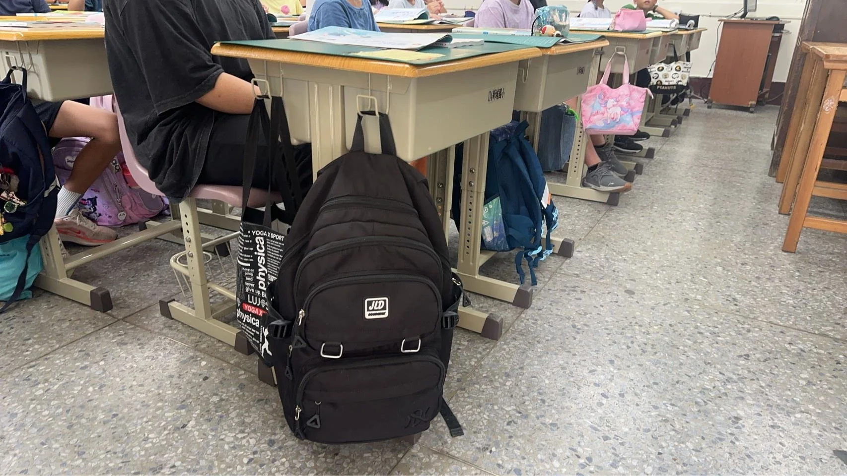 7段式可調整人體工學課桌椅。側邊還有掛勾。竹縣府提供