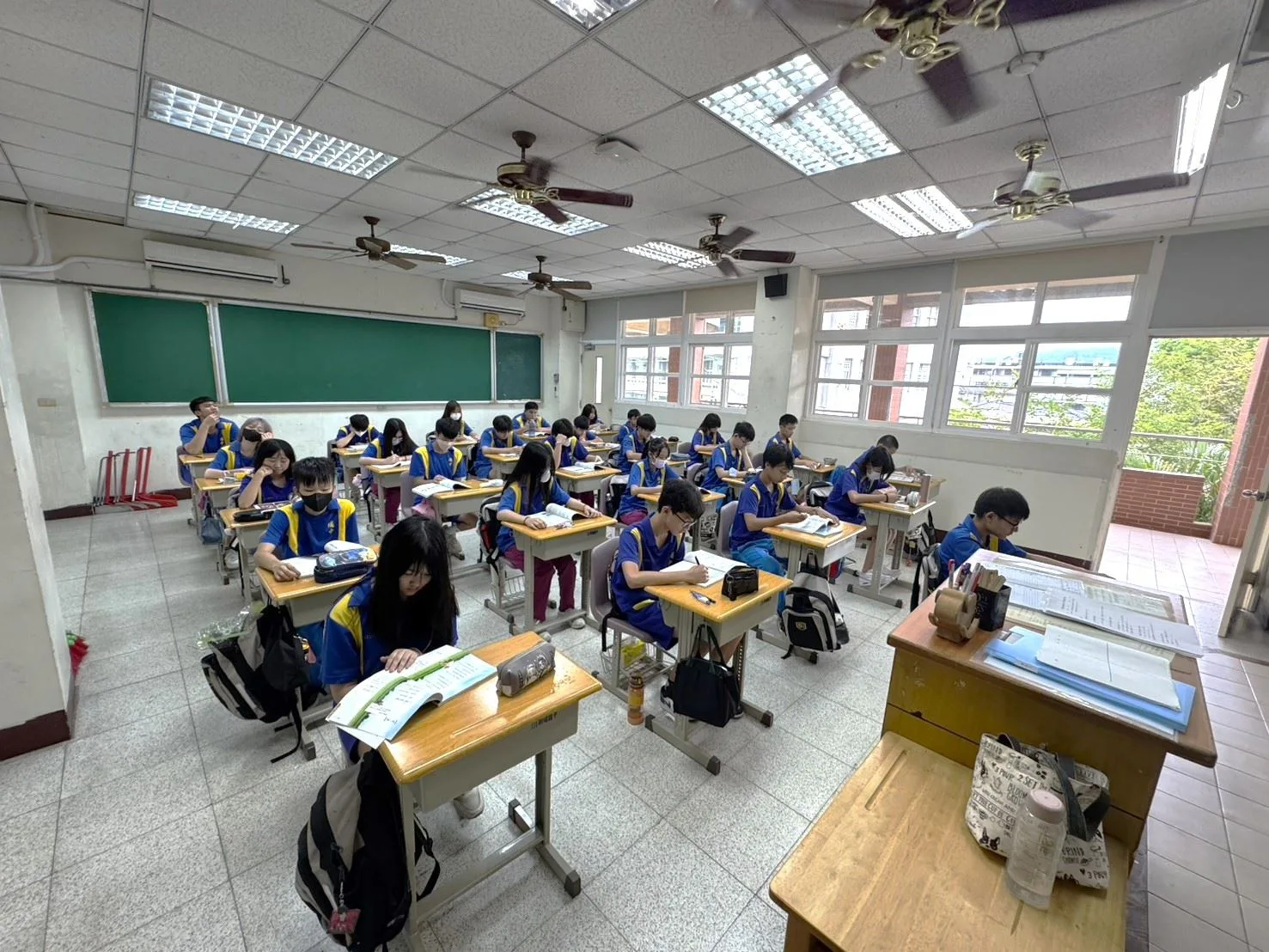 7段式可調整人體工學課桌椅。竹縣府提供