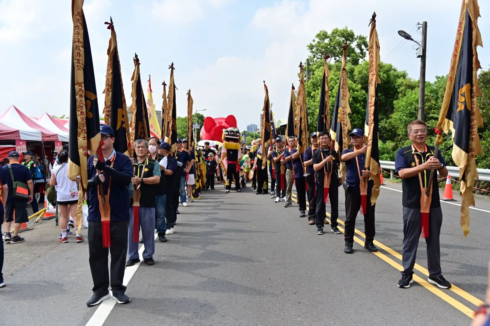 「義魄千秋-2025全國義民祭在新竹縣」啟動儀式十五聯庄黑令旗。客委會提供