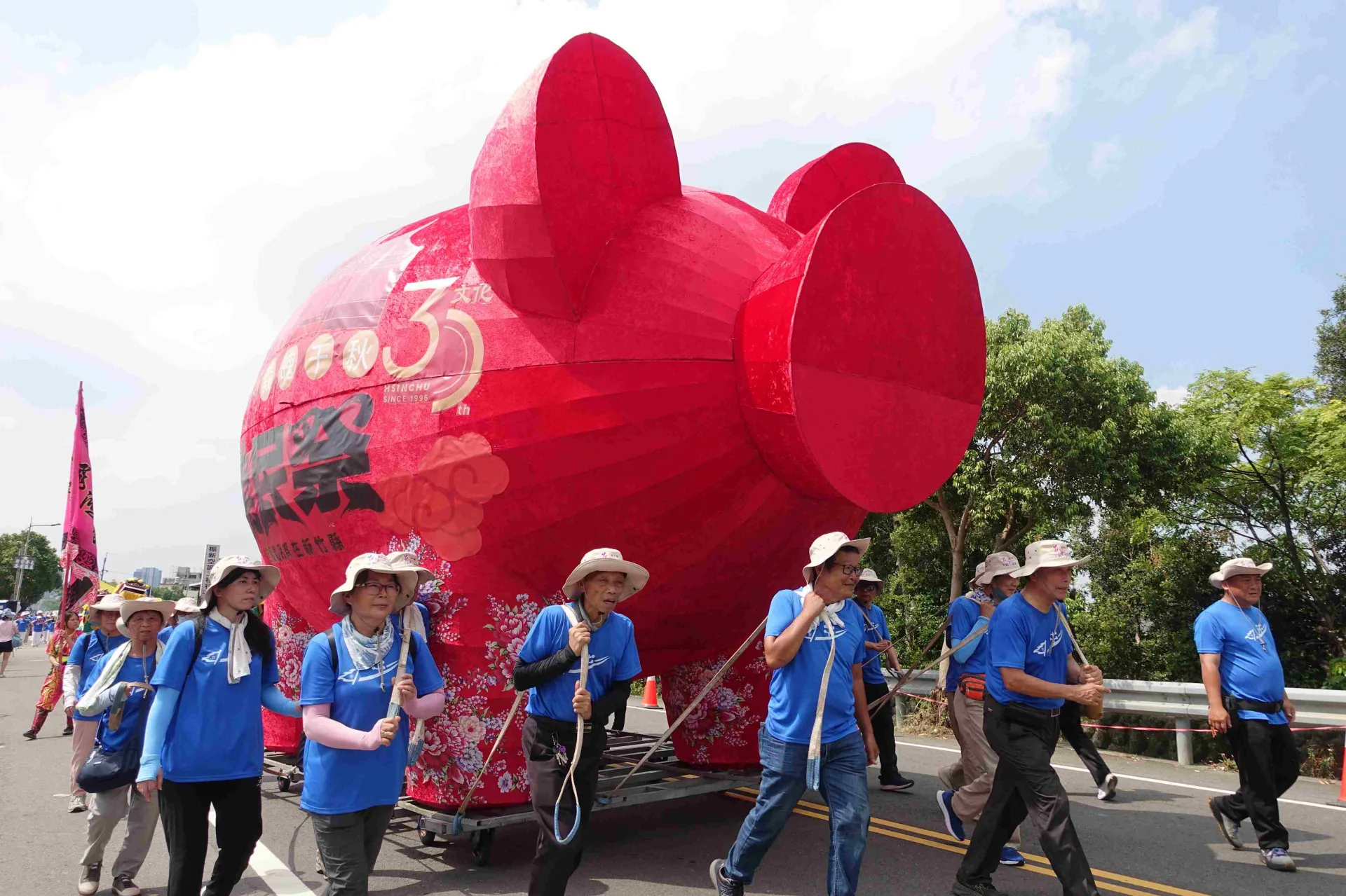 「義魄千秋—2025全國義民祭在新竹縣」亮紅「大神豬」踩街。客委會提供