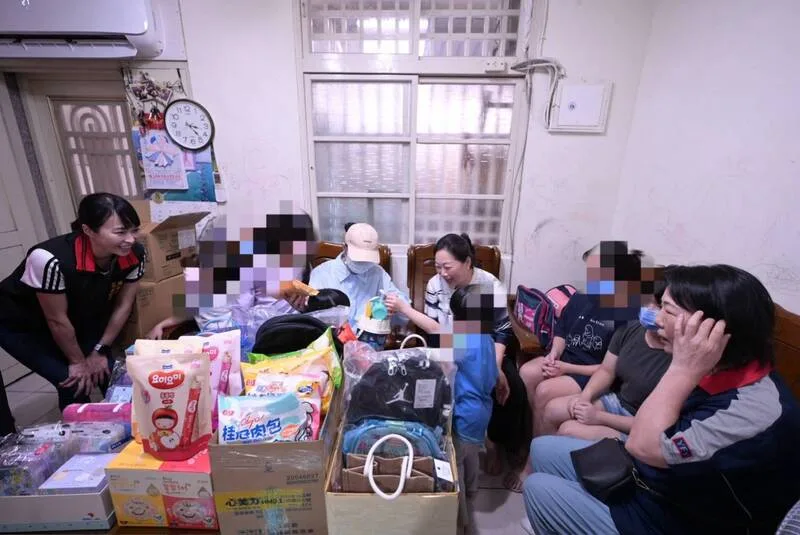 花蓮市民「9寶爸」蘇姓男子驟然腦死，一家10口失去依靠，縣長徐榛蔚（中右）日前到蘇家慰問，也指示社會處啟動「專責服務窗口」，由專人持續陪伴家屬，協助處理接下來包括醫療決策、喪葬事宜等的各項事務。花縣府提供