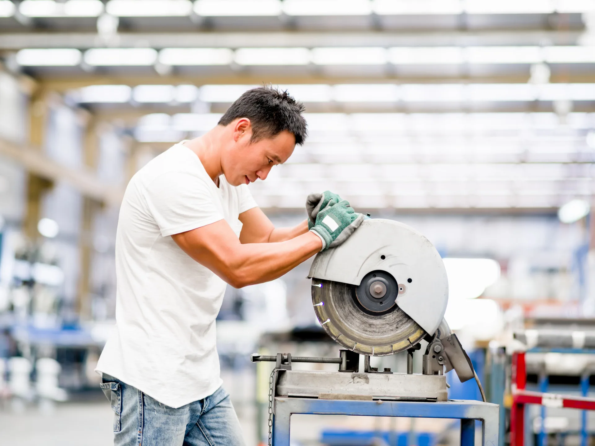 勞動部今天（8日）公布職位空缺概況調查統計，全台共有27.6萬個職缺，其中以製造業9.2萬個最多。示意圖