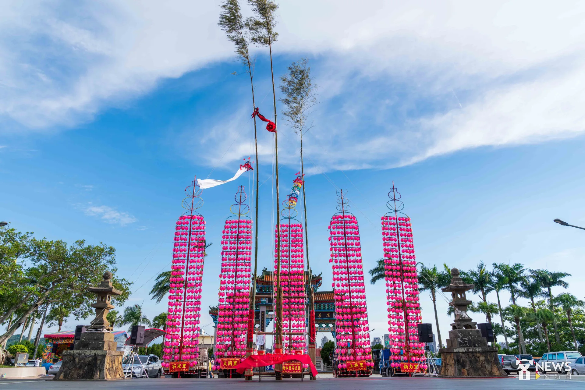 今年義民祭將在9月9日（農曆7月18日）豎燈篙。圖為2024年新埔義民廟前廣場豎燈篙。李台源攝（資料照）