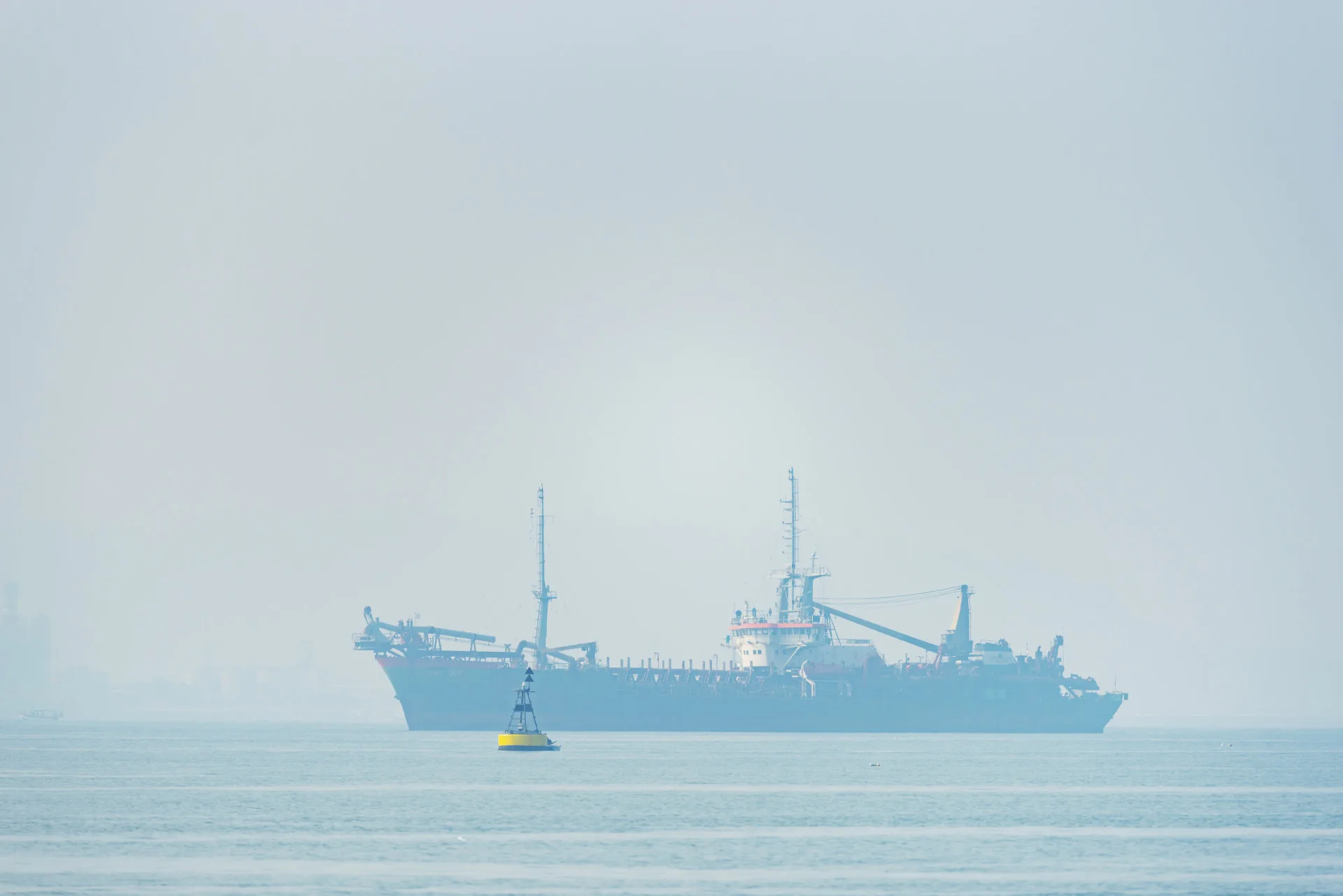 政府擬推保護海纜7法,以遏止中國利用權宜輪進行灰色地帶侵擾行動。示意圖