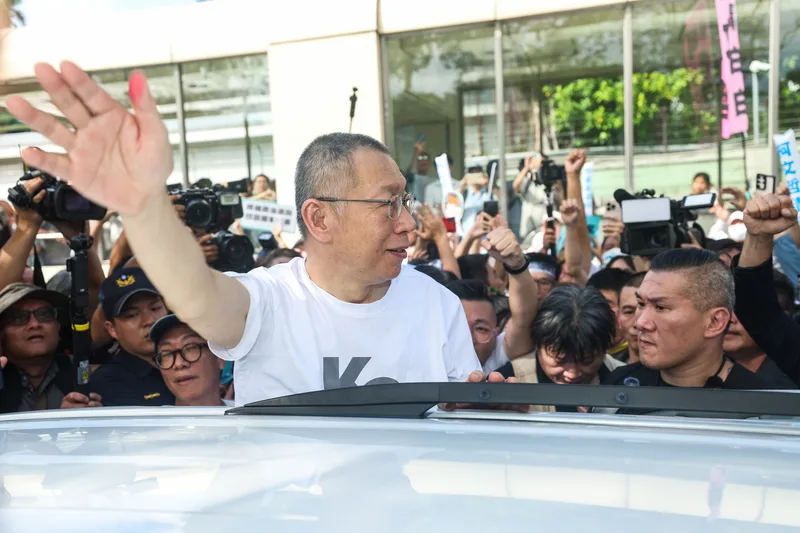 台北市前市長柯文哲涉及京華城等案聲請具保停押，獲裁定7000萬元交保。圖為8日下午柯文哲（前左）步出北院，準備搭車離去時向支持者揮手致意。前右為網紅「館長」陳之漢。中央社