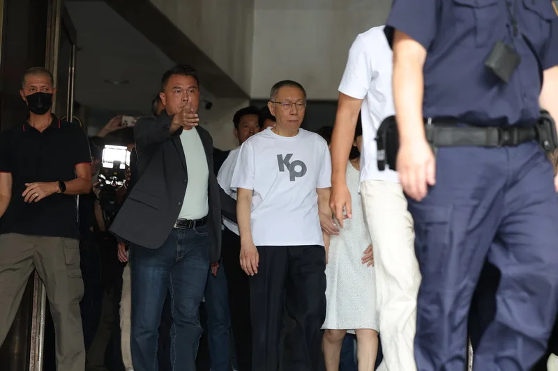 前台北市長柯文哲涉及京華城等案聲請具保停押，獲台北地方法院裁定以新台幣7000萬元交保。圖為柯文哲（中）8日下午穿上印有KP字樣的白色T恤步出北院。中央社