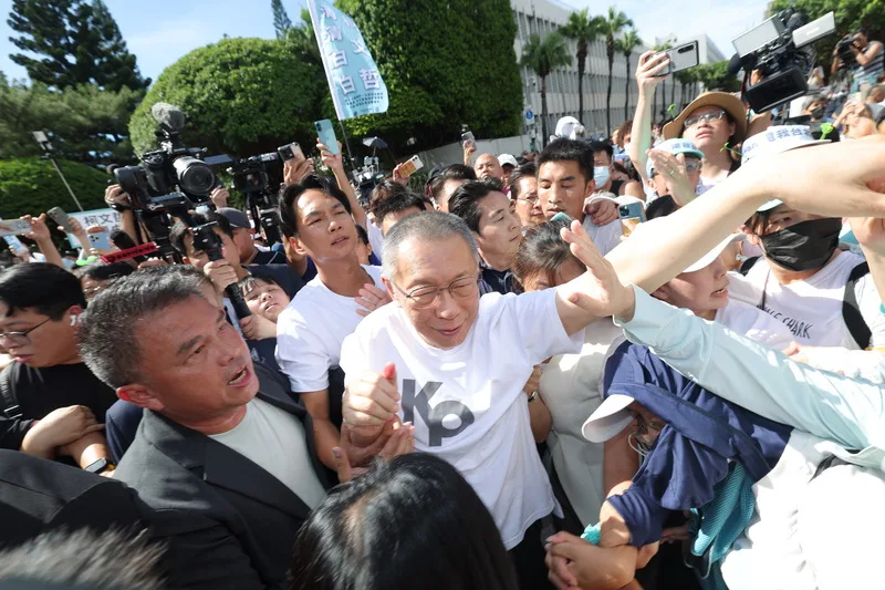 前台北市長柯文哲涉及京華城等案聲請具保停押，獲台北地方法院裁定以新台幣7000萬元交保。圖為柯文哲（中）8日下午步出北院，向支持群眾致意。中央社