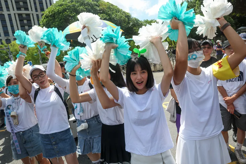 台北市前市長柯文哲8日上午同意由太太陳佩琪辦理交保程序；中午約12時20分抵達台北地方法院，配戴電子腳鐶。圖為民眾黨支持者在北院外集結，替柯文哲加油打氣。中央社