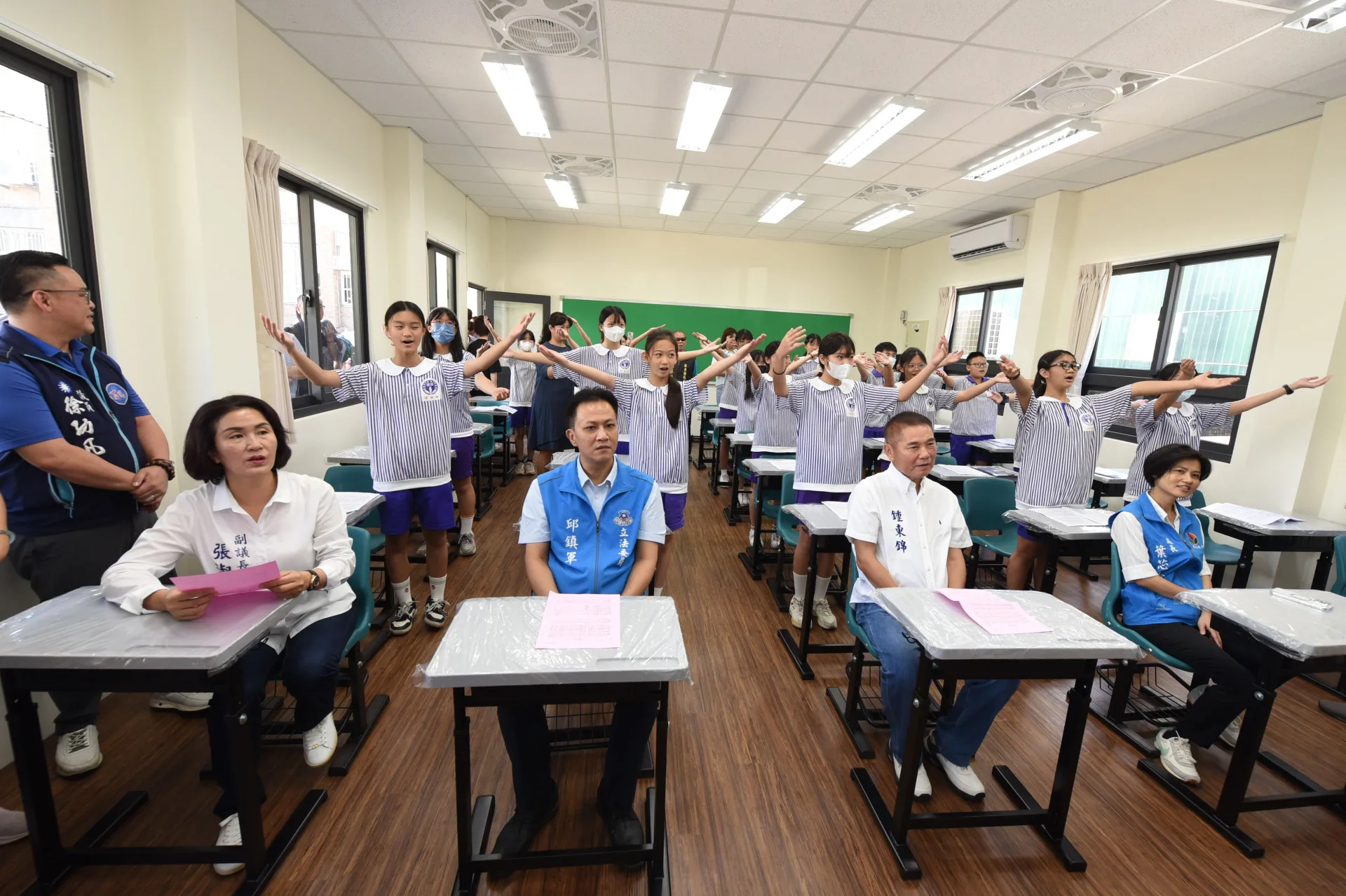 建國國中在組合屋教室的客語教學。苗縣府提供