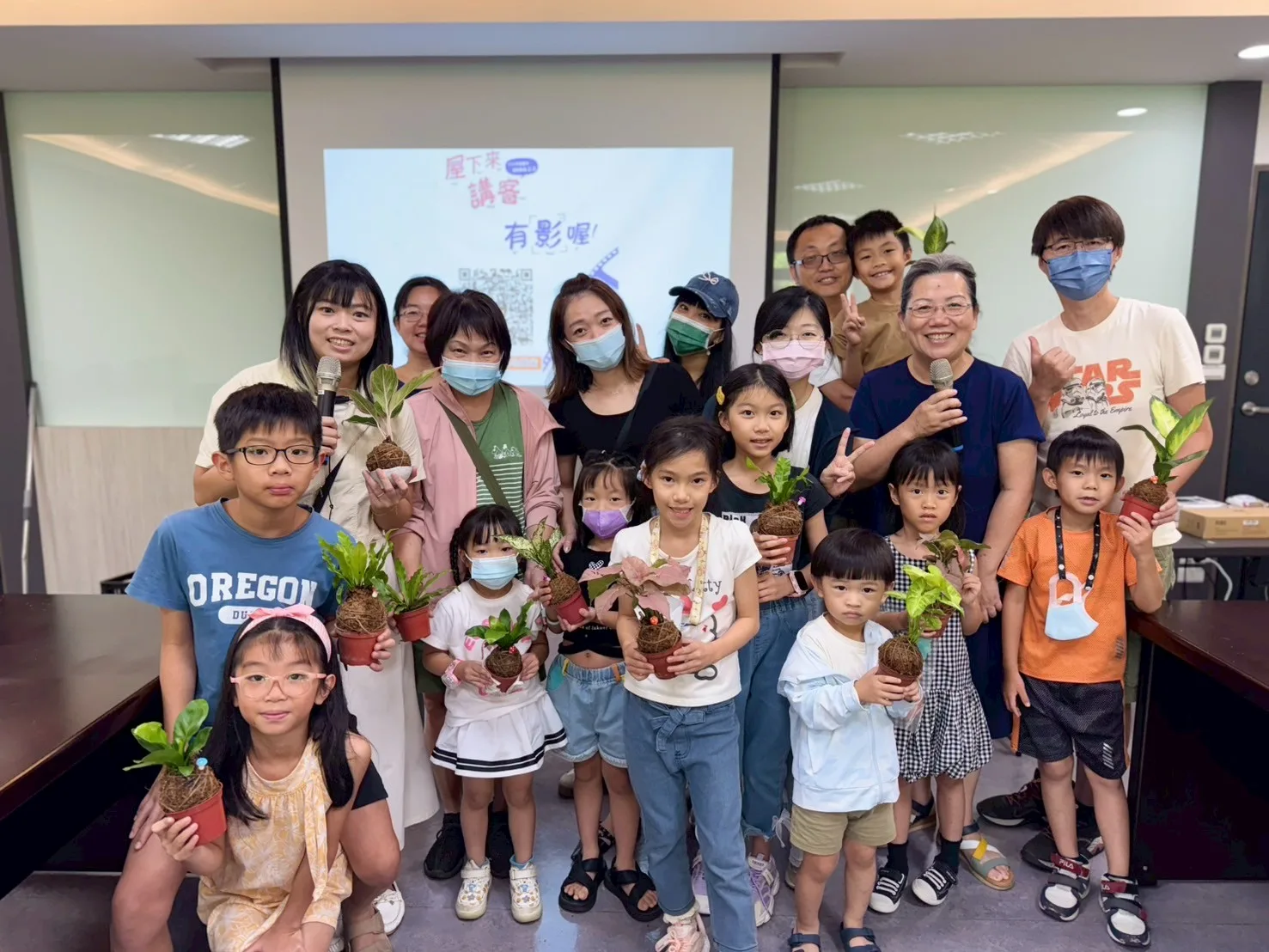 親子共學苔球手作,引導孩子自然開口使用客語交流。桃園市客家局提供