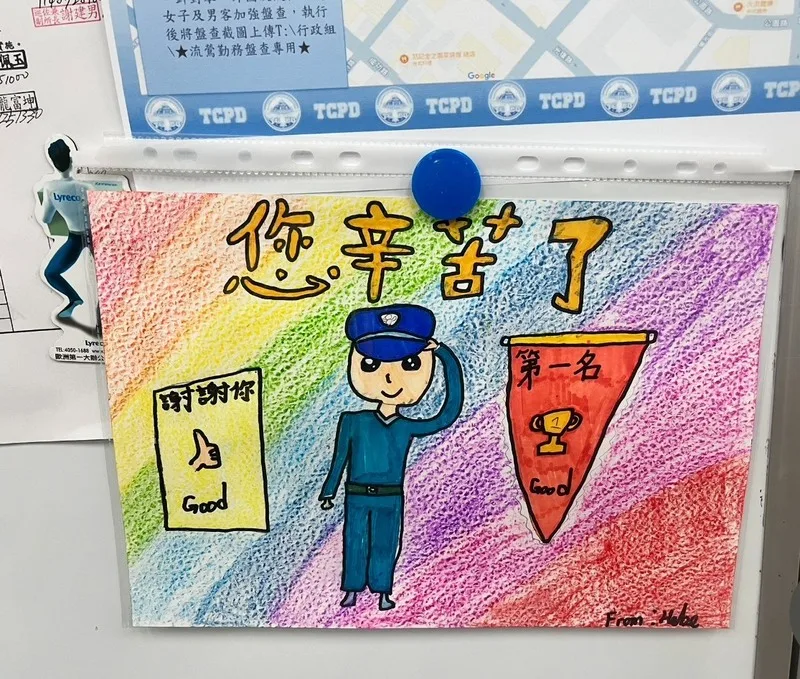 台中一位國小學生畫圖來感謝警察𢯭手過馬路