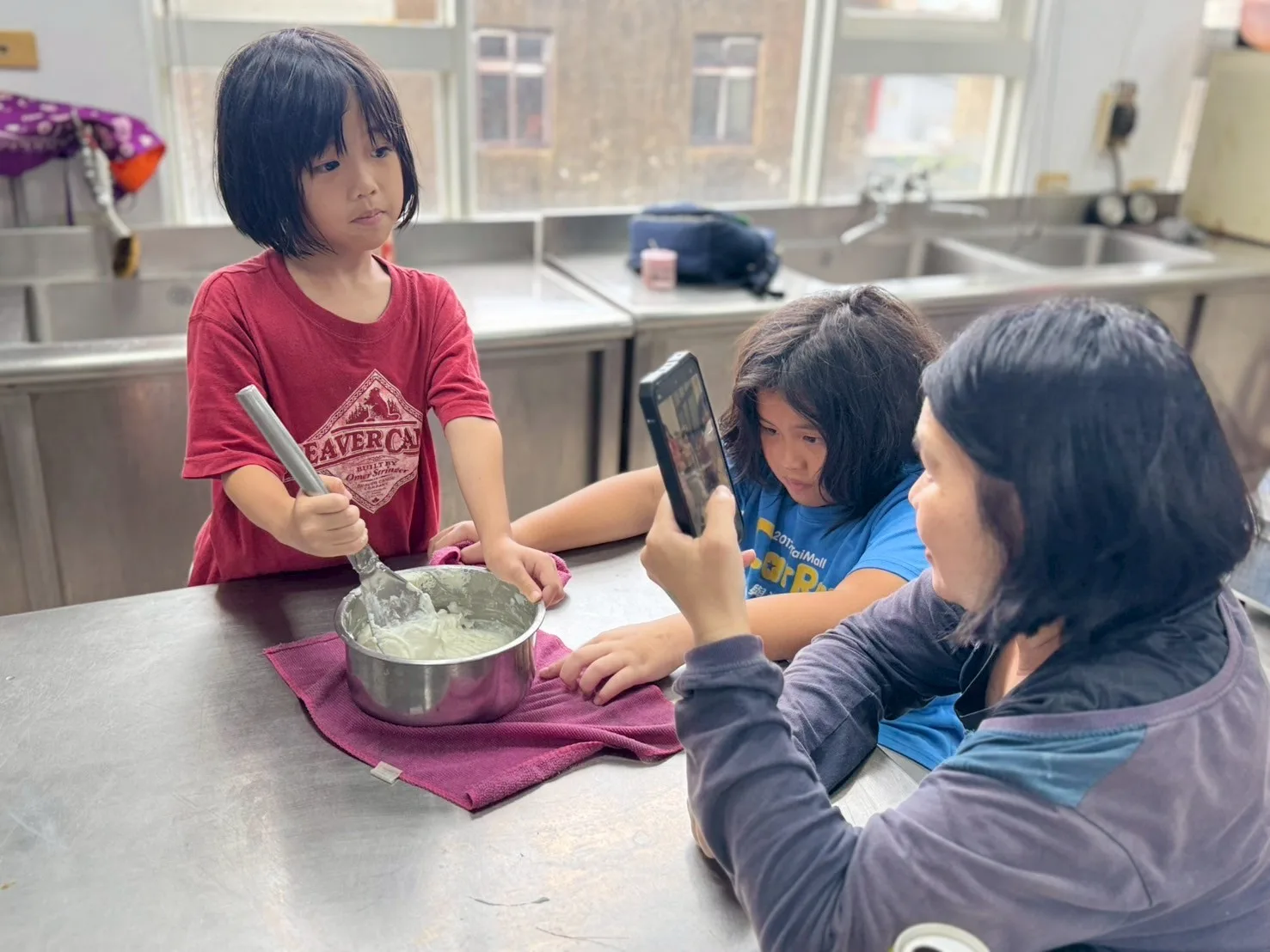 家長拍攝孩童製作料理。桃園市客家局提供