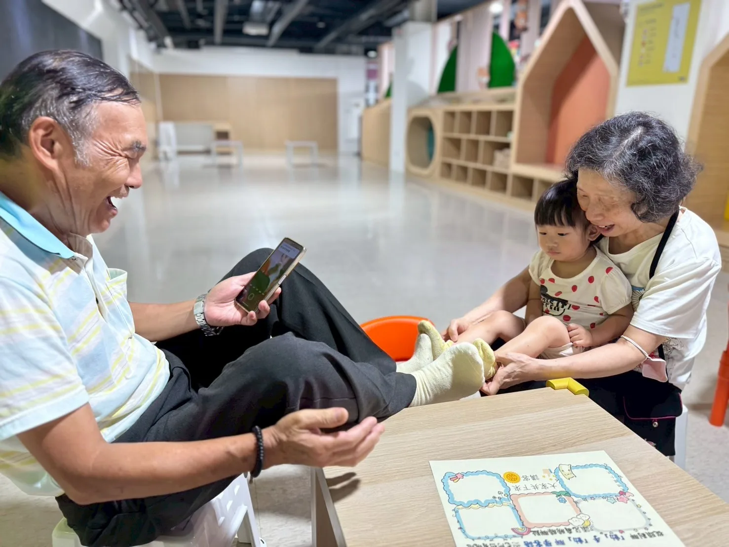 祖孫共同參與增能活動,展現跨世代客語傳承及家庭凝聚力。桃園市客家局提供