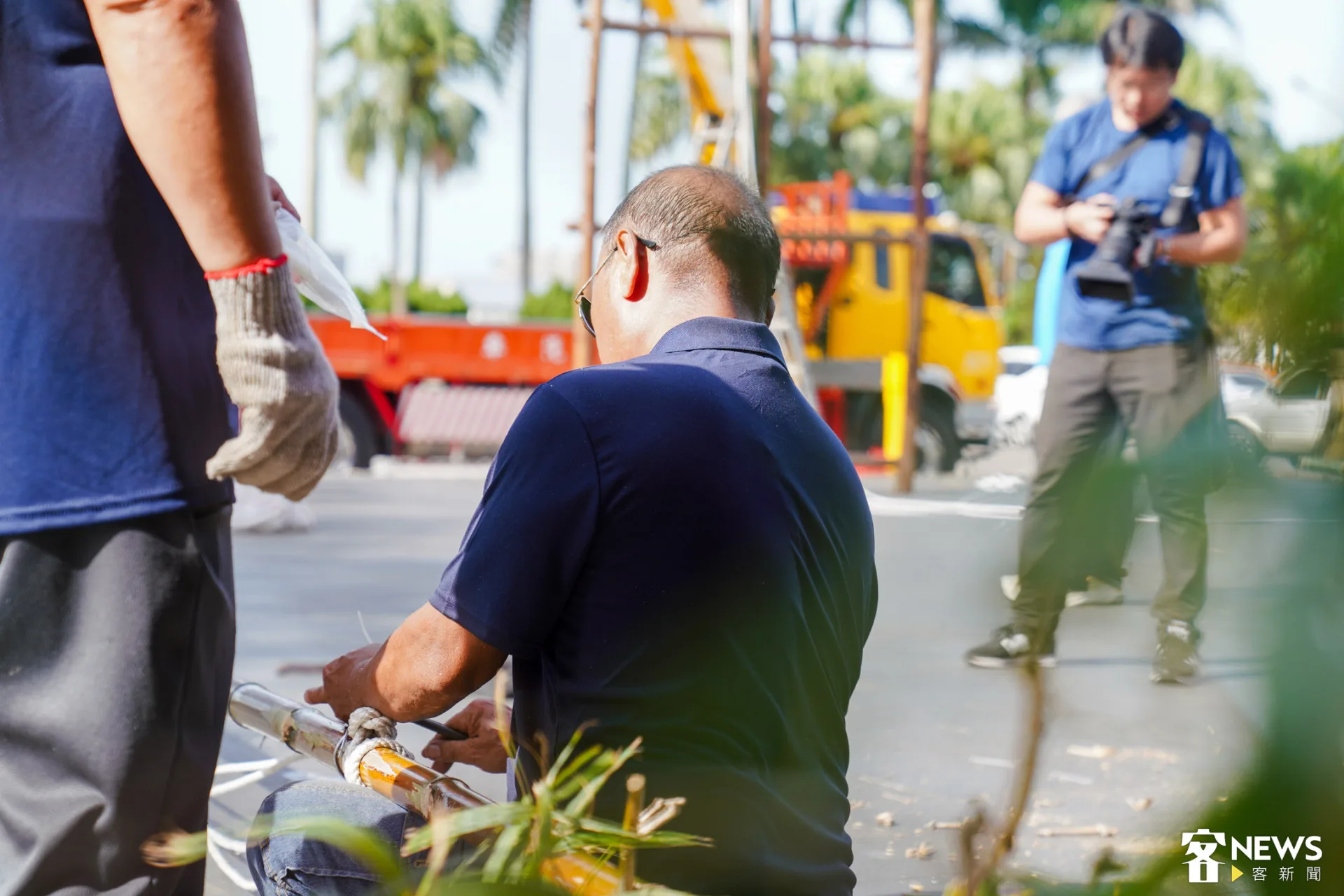 志工綁上繩索準備將登篙竹吊起。朱愷元攝