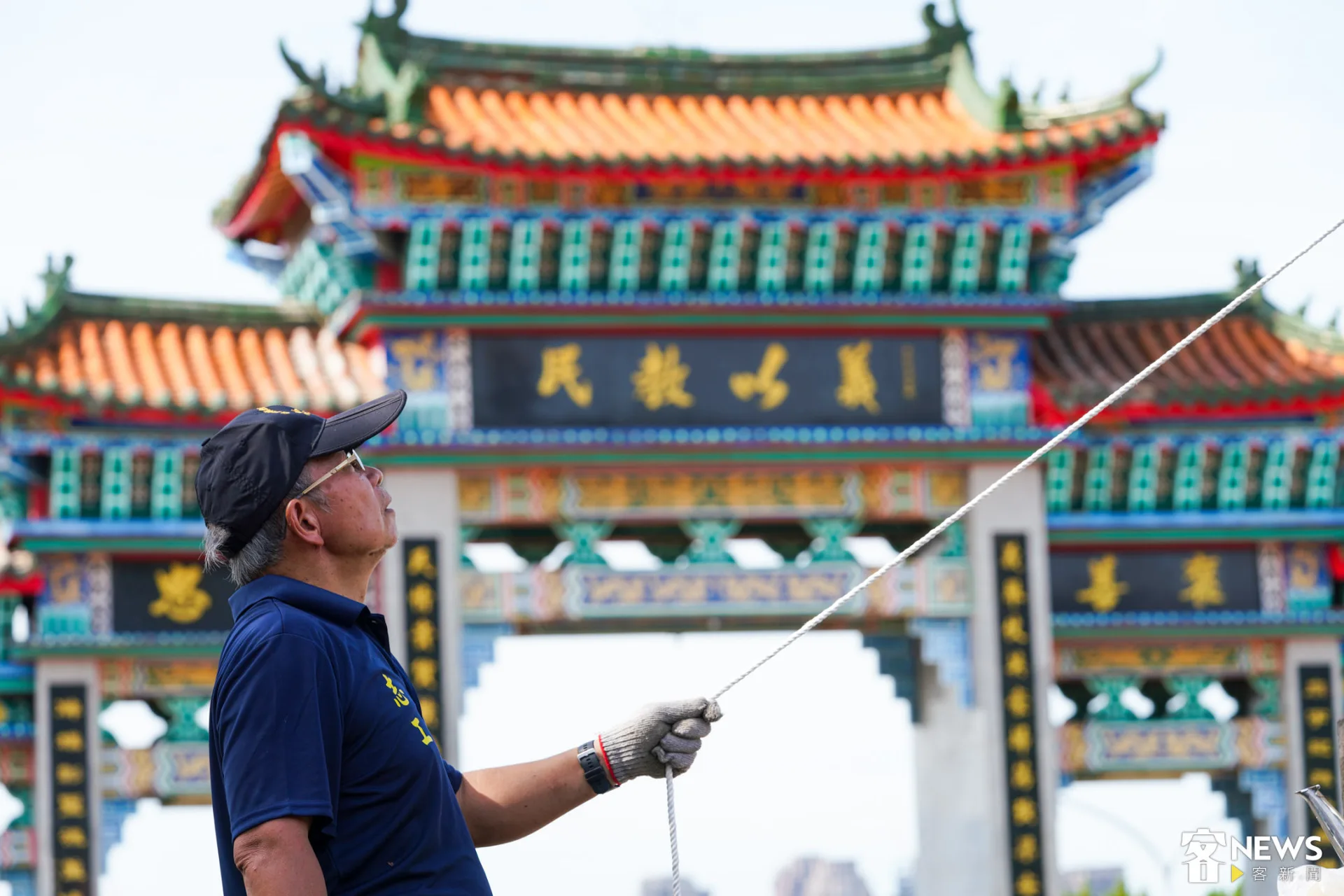 竹身綁上固定的繩索拉向廟前左右兩側的石燈。朱愷元攝