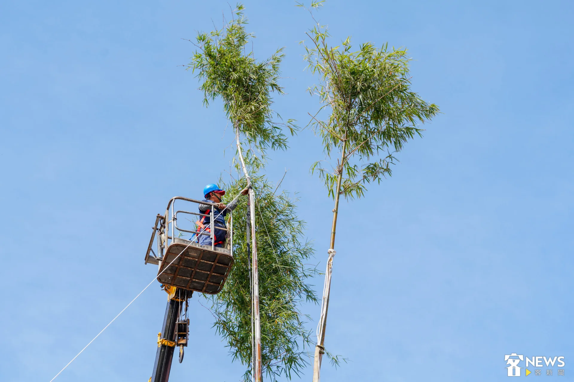 吊車依序將中間、左邊、右邊三根燈篙竹依序豎起。朱愷元攝