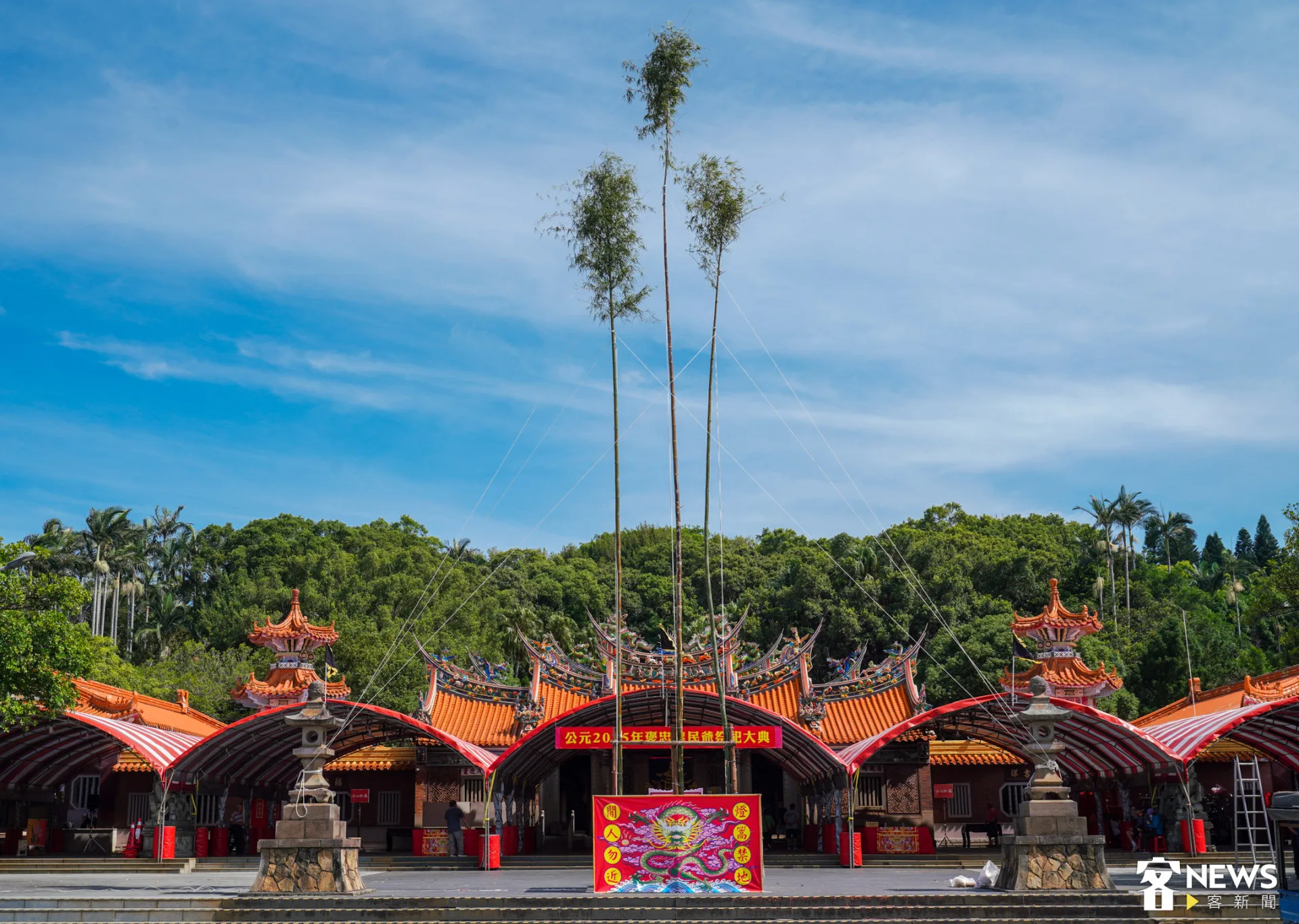 新埔枋寮義民廟今天早上豎燈篙。朱愷元攝