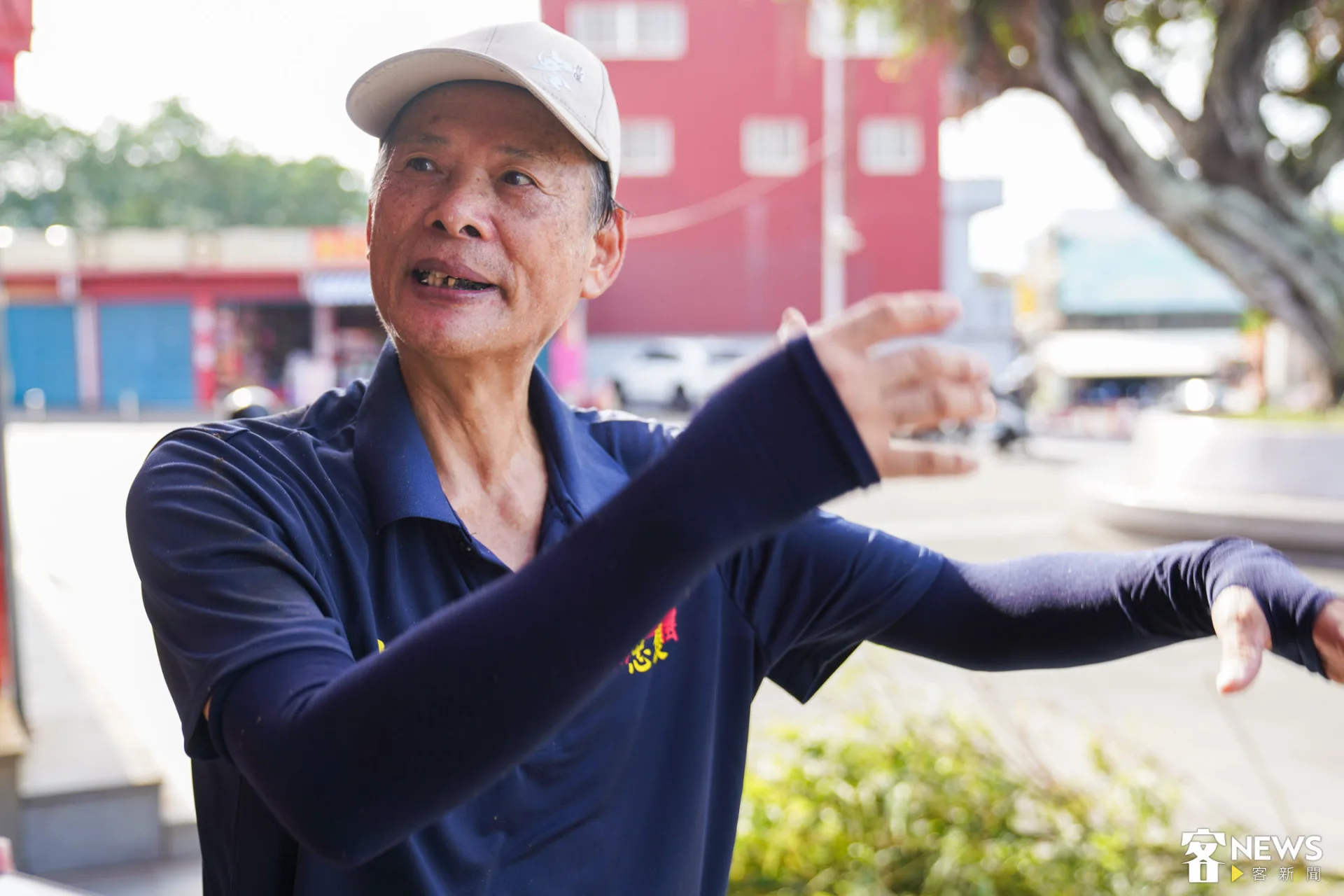 劉德文說,以前都要靠人工,很多人一起把竹子立起來,現在多虧有吊車,雖然機械化,但至少簡單一點。朱愷元攝