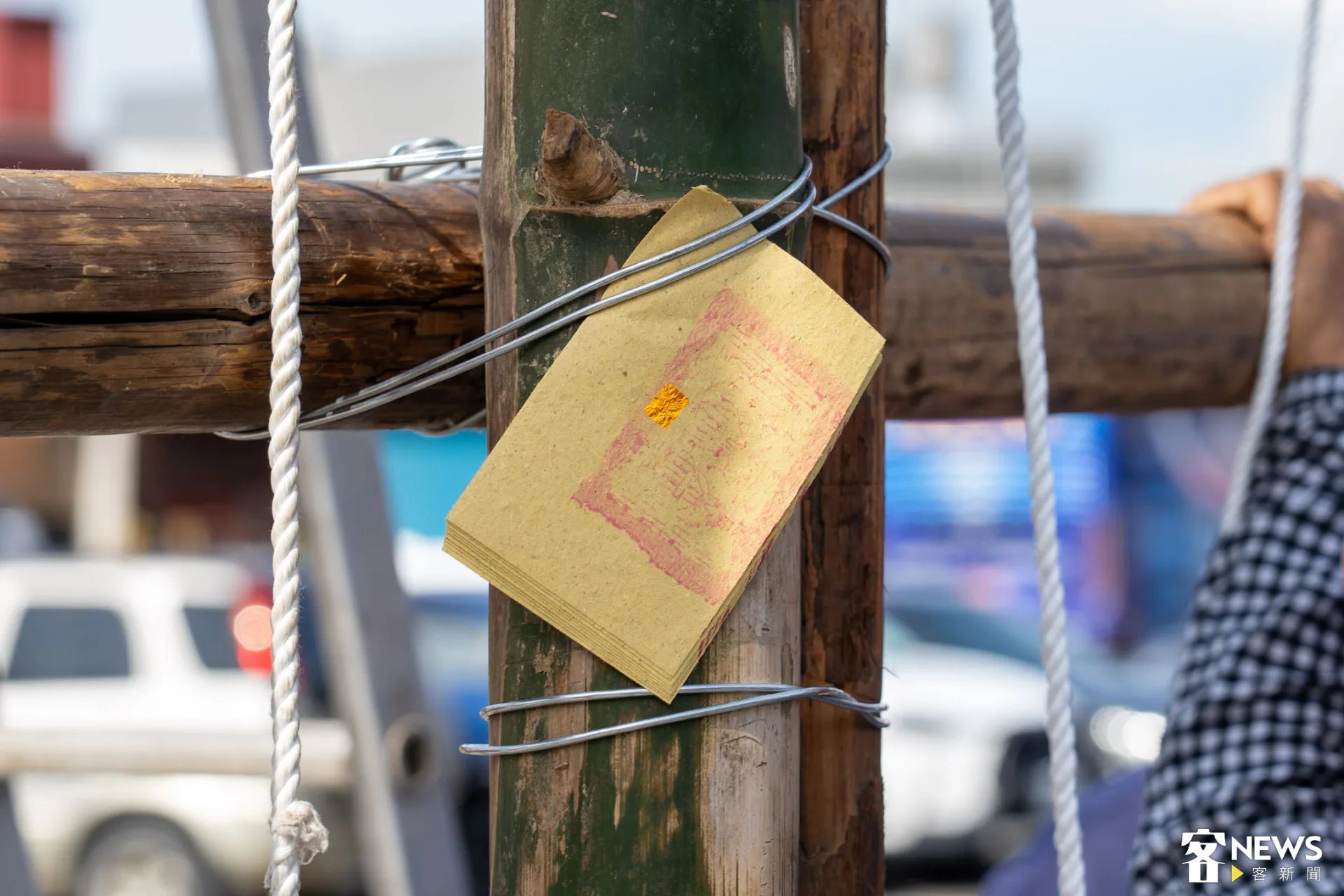 鐵絲綑綁關鍵處,志工墊上銀紙避免竹子受傷。李台源攝