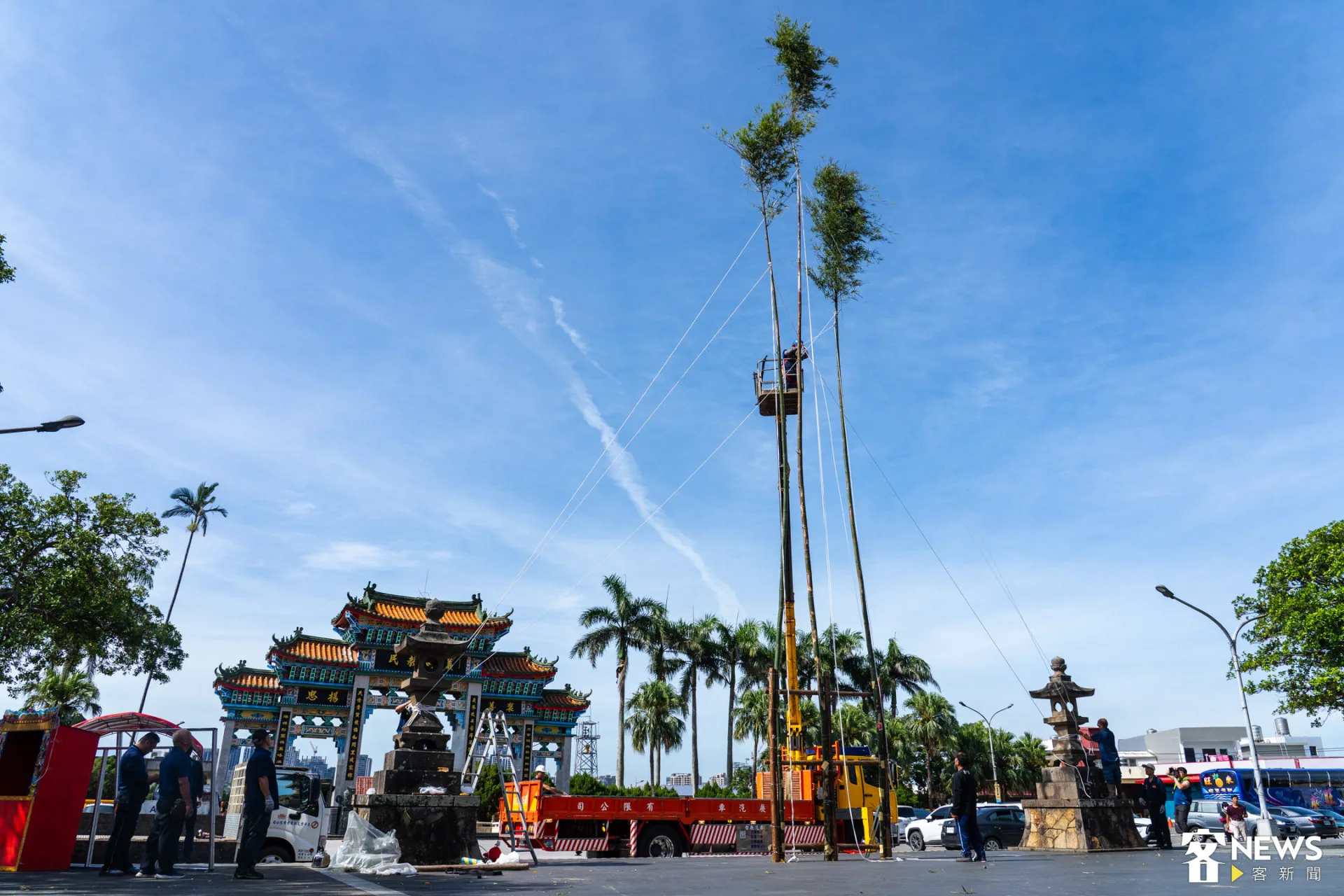 三根燈篙竹依序豎起,中間最高者達16公尺。李台源攝