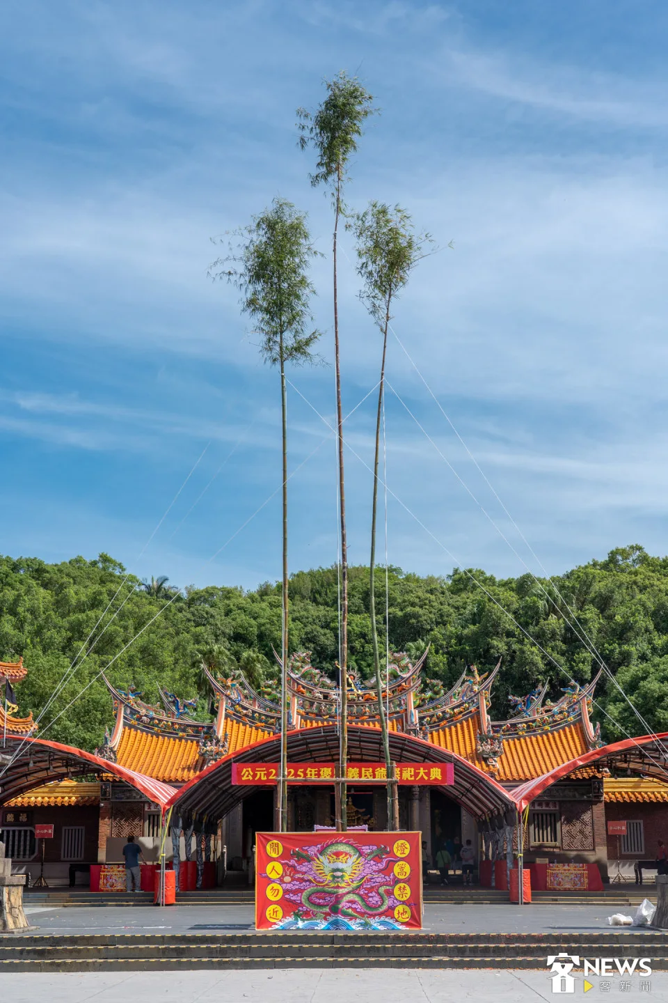 新埔枋寮義民廟今天早上豎燈篙。朱愷元攝