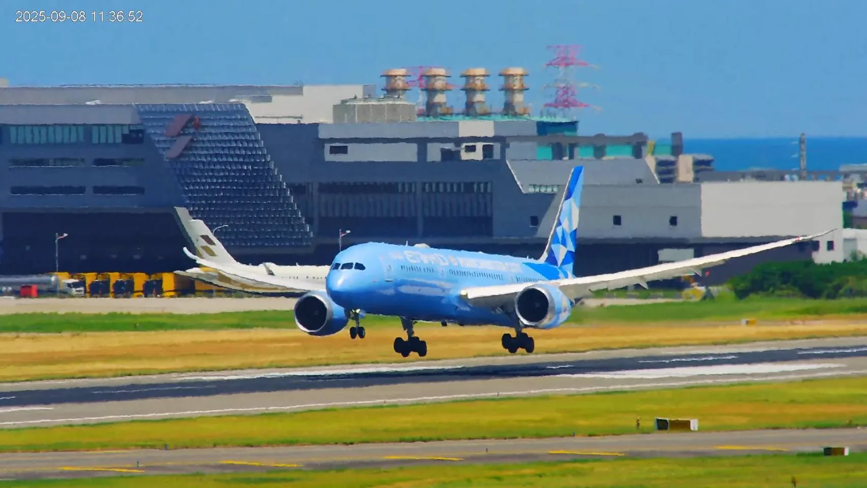 阿提哈德航空正式首航台北-阿布達比,由波音787客機執飛,旅客可透過阿布達比航線轉機至倫敦、巴黎等歐洲目的地。翻攝自FB桃園國際機場