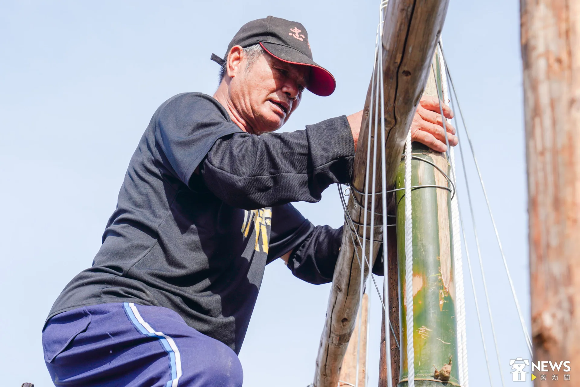 今年74歲、最資深的志工魏平煥,今年已經協助30多年的豎燈篙儀式。朱愷元攝