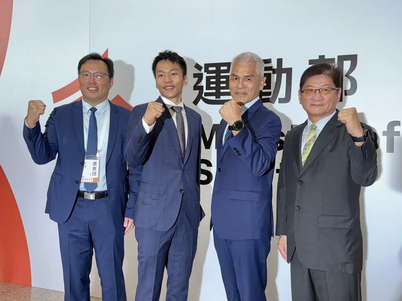 運動部揭牌暨布達典禮9日在國立台灣大學綜合體育館登場，首任部長李洋（左2）與次長鄭世忠（左）、黃啟煌（右2）及洪志昌（右）合影。中央社