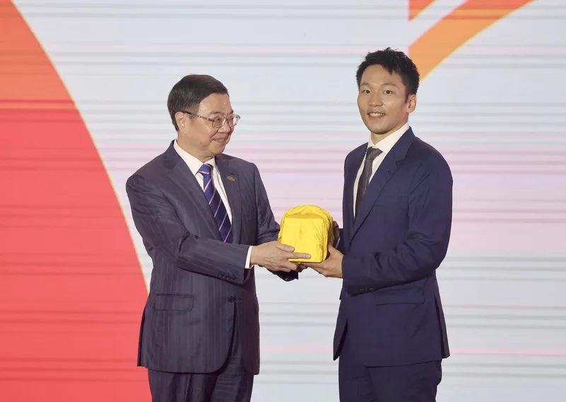 運動部於9日國民體育日掛牌成立，行政院長卓榮泰（左）授予印信給首任部長李洋（右）。中央社