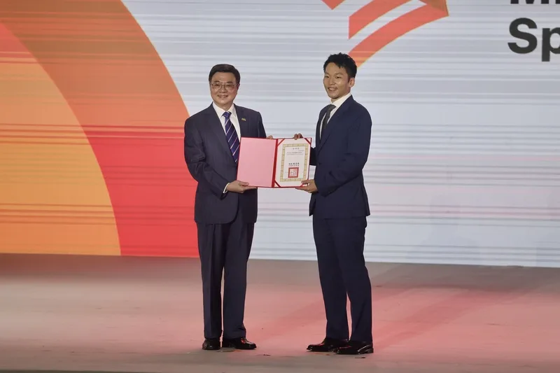 運動部9日在台北掛牌成立，行政院長卓榮泰（左）頒發任命令給首任部長李洋（右）。中央社