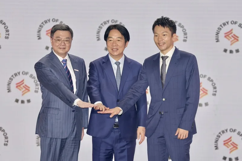 運動部9日掛牌成立,總統賴清德(中)、行政院長卓榮泰(左)與首任部長李洋(右)在運動部揭牌暨布達典禮上疊手合影。中央社