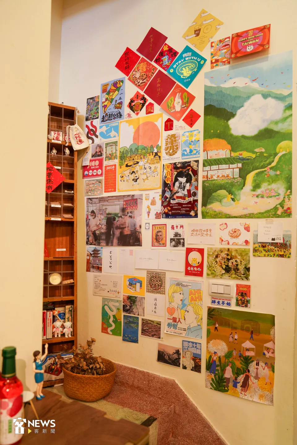前往二樓的轉角樓梯處，貼滿色彩豐富的海報或小卡。洪藝晅攝