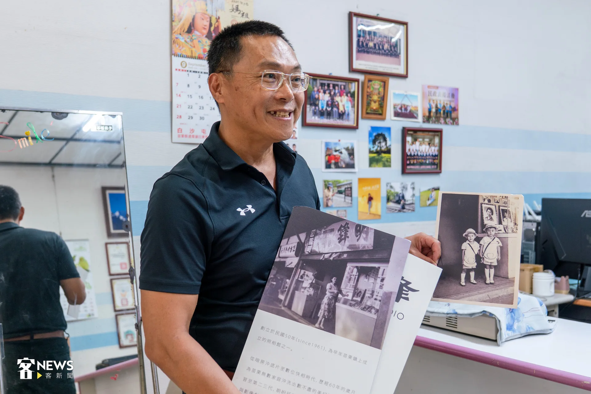 周鴻志拿出明鋒舊時照片，可看到早年相館多採用大櫥窗設計。洪藝晅攝