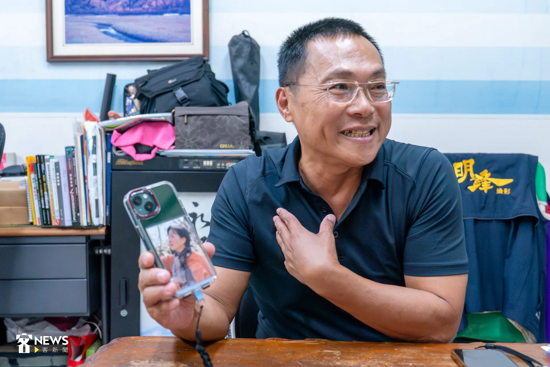 周鴻志鼓勵顧客沖洗照片保存，自己也親身實踐。洪藝晅攝