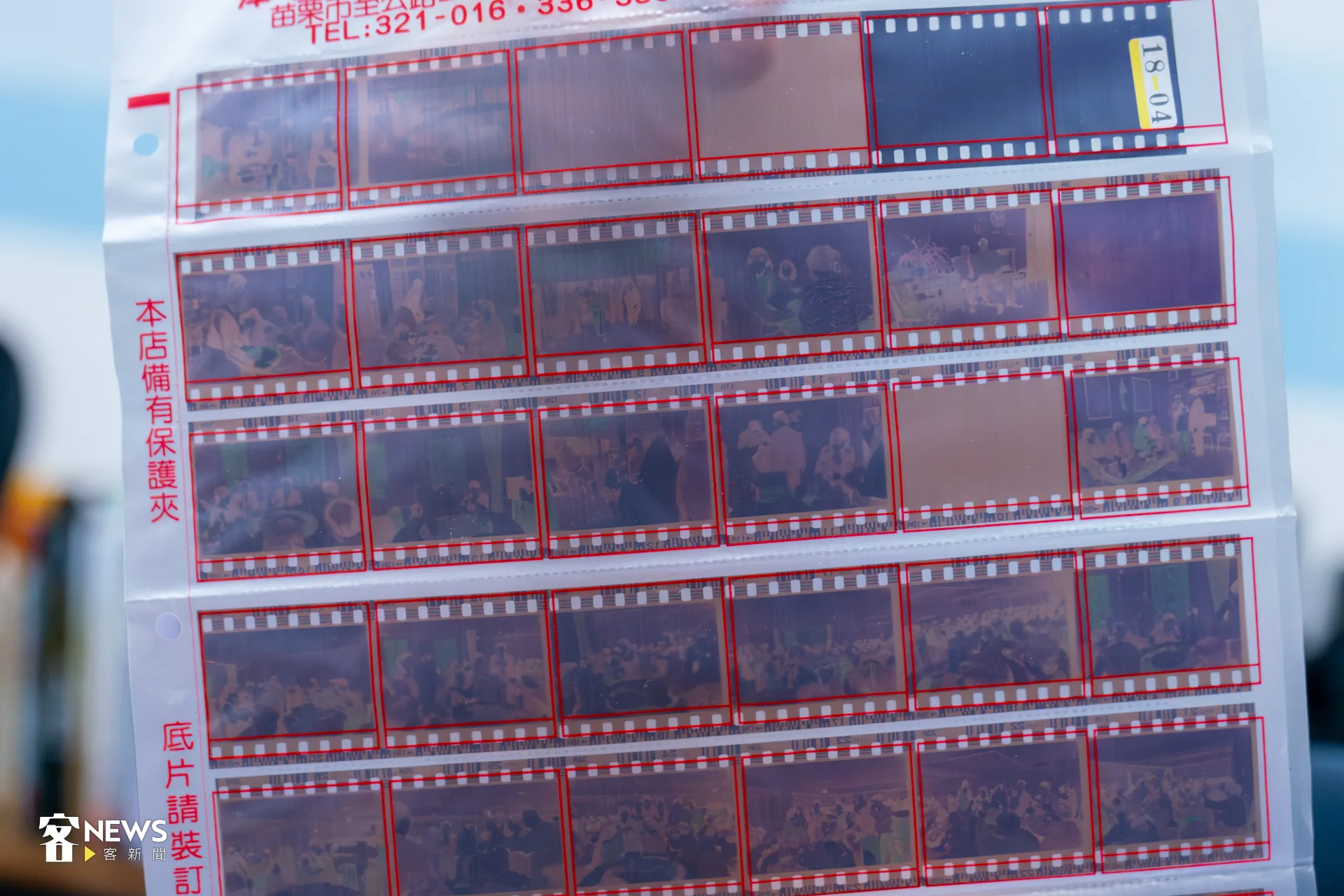 傳統底片為負片，需仰賴經驗判斷適合的藥水濃度。洪藝晅攝